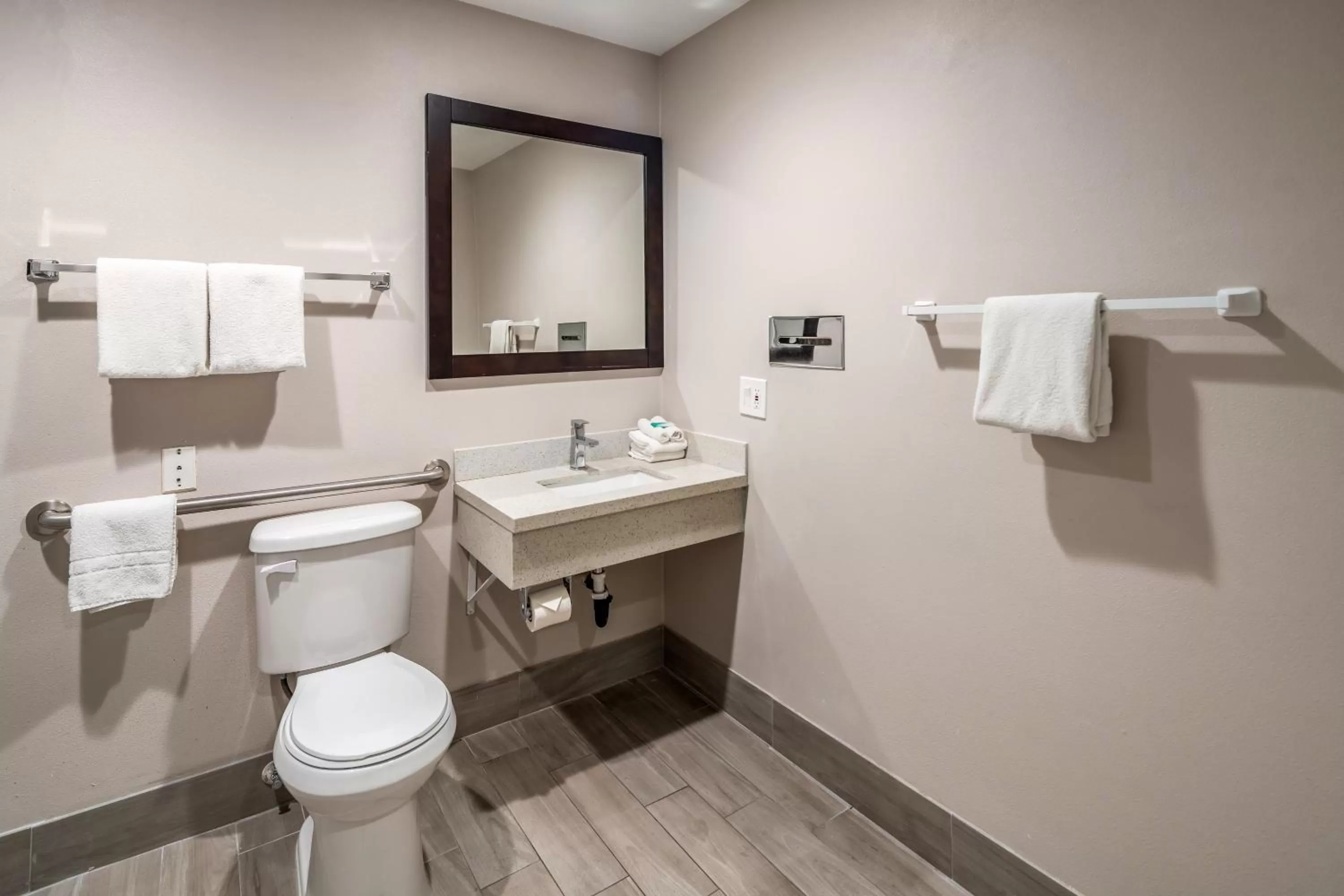 Bathroom in Red Roof Inn St George, UT - Convention Center