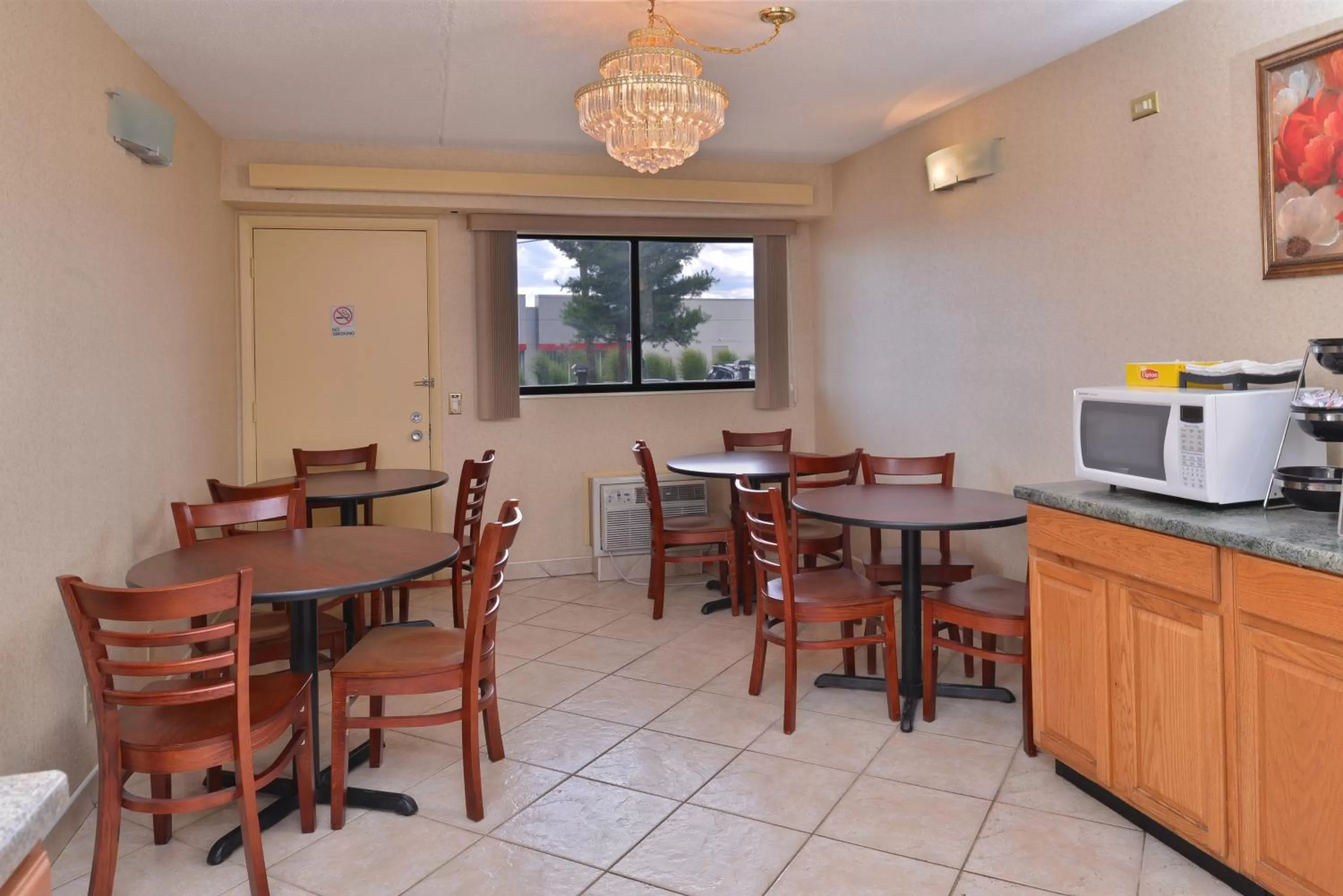 Restaurant/places to eat in Americas Best Value Inn-Pittsburgh Airport