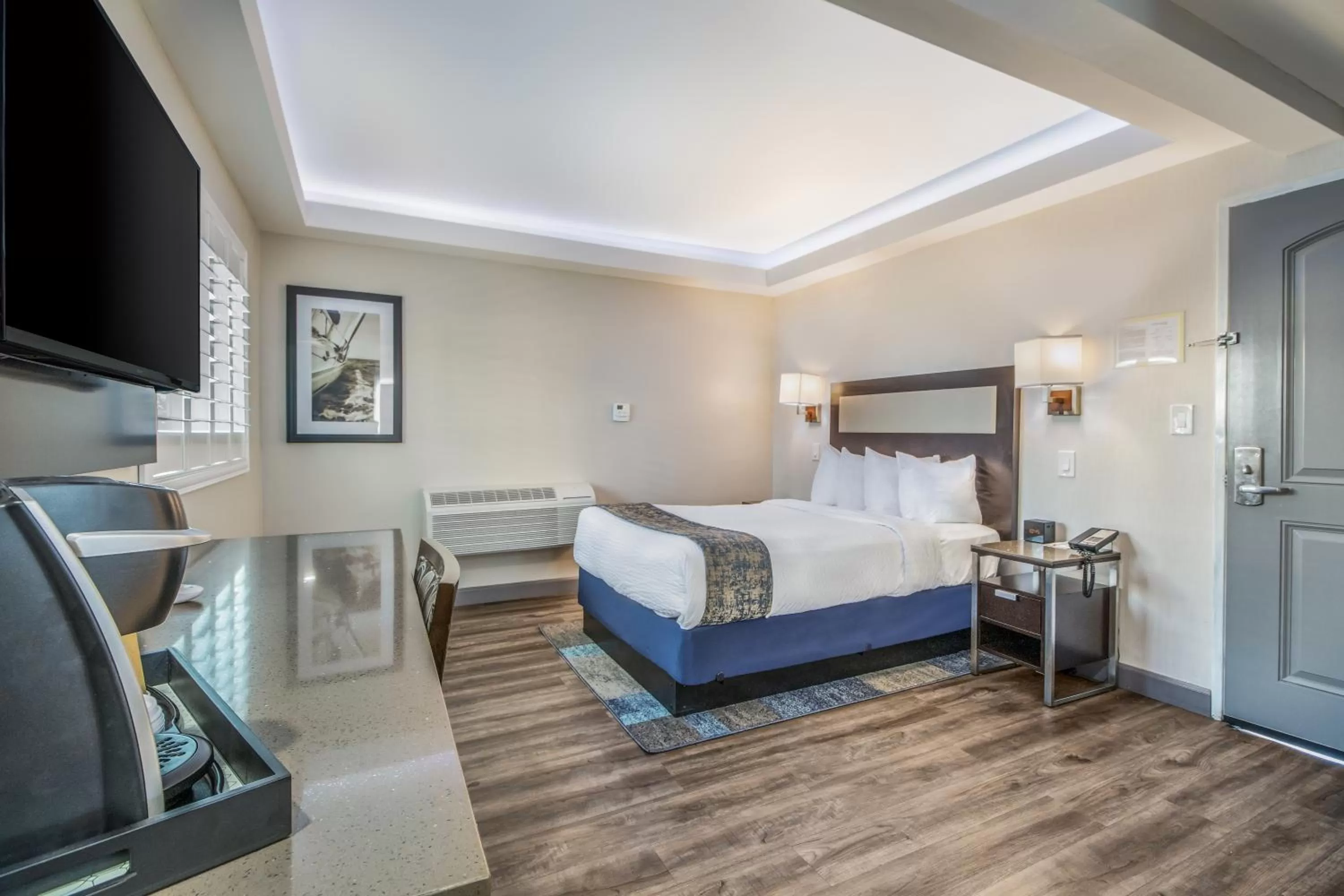 Bedroom, Bed in Inn at 50 Long Beach Convention Center