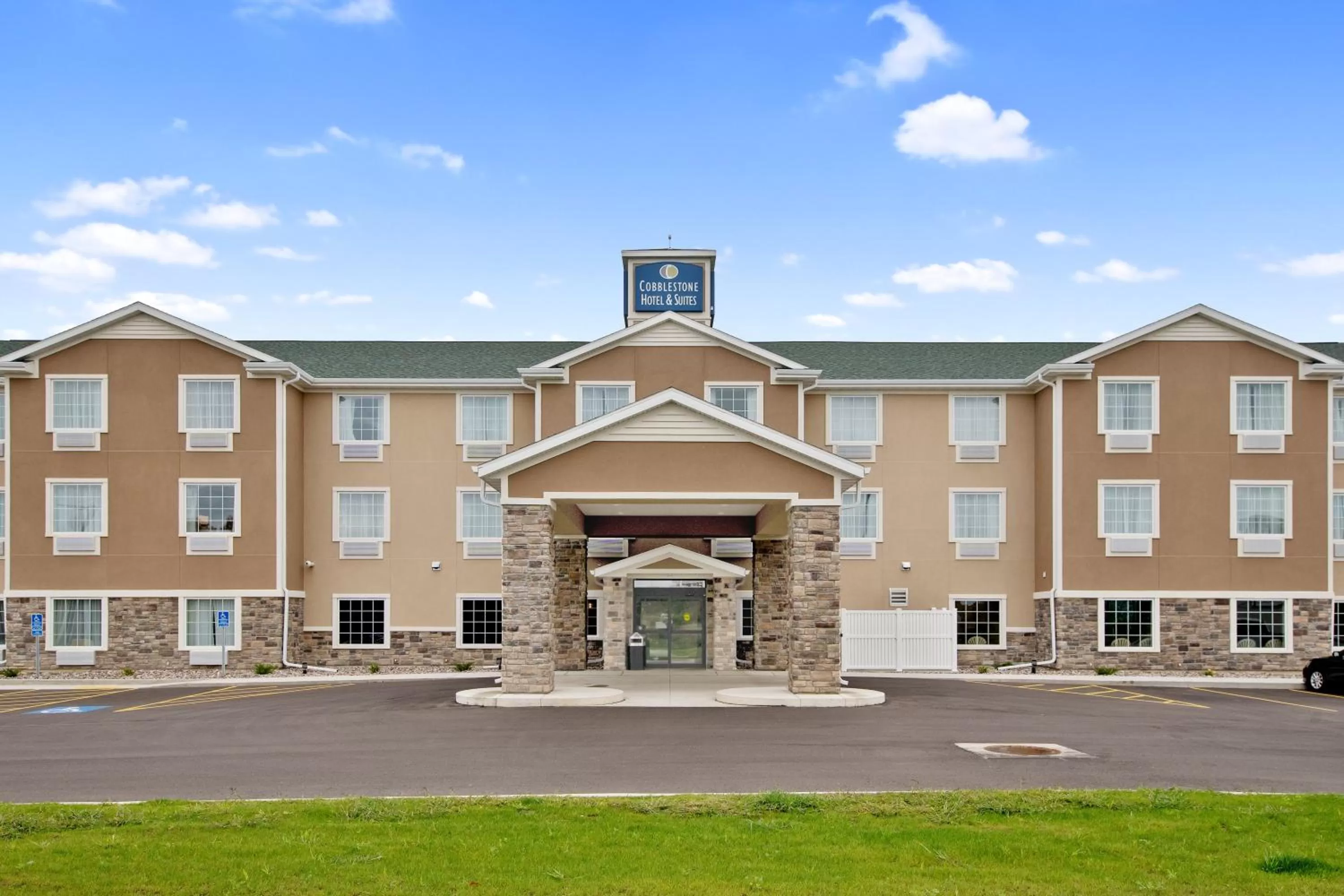 Facade/entrance in Cobblestone Hotel & Suites - Austin