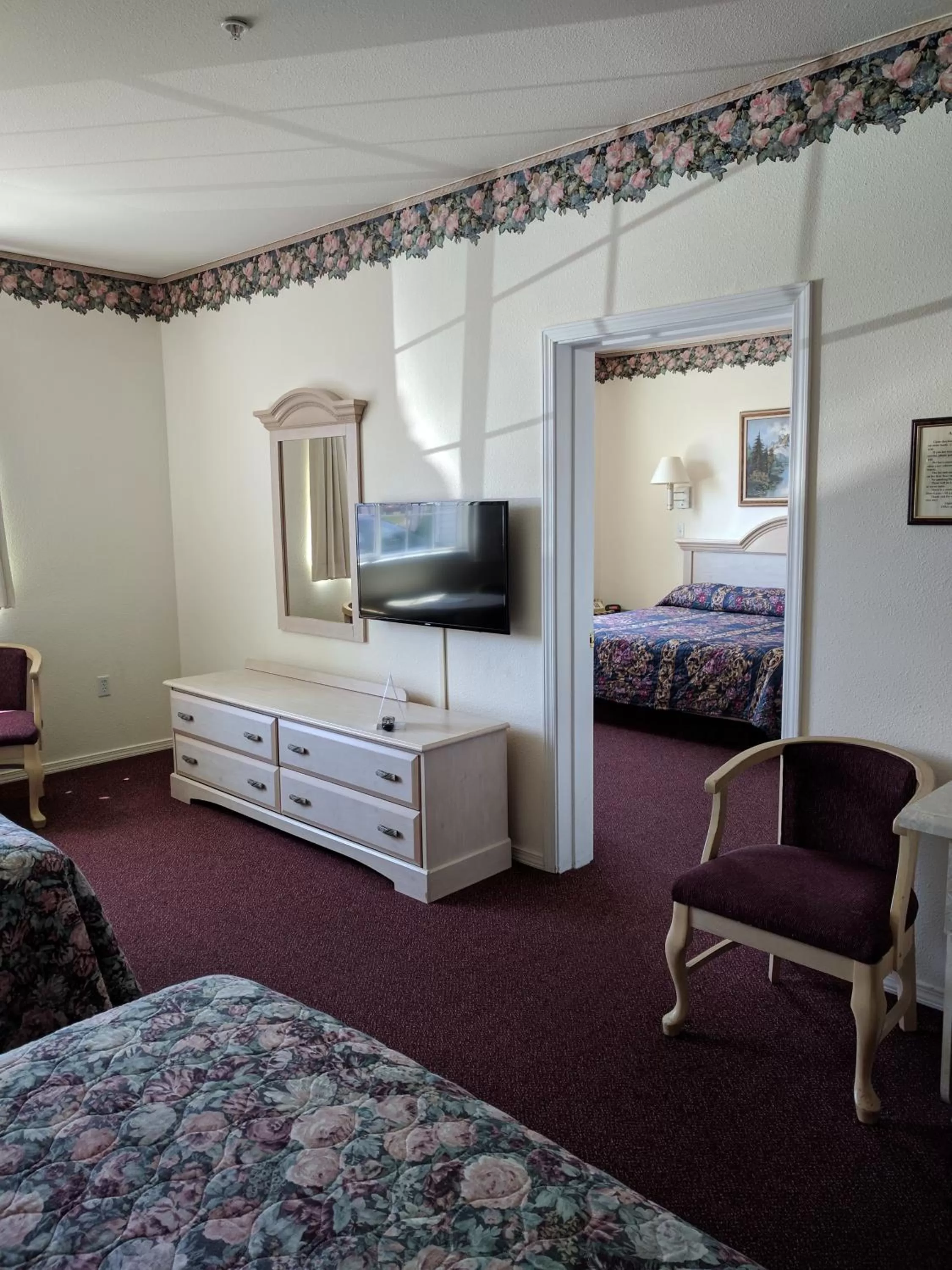 Photo of the whole room, Bed in Lighthouse Inn