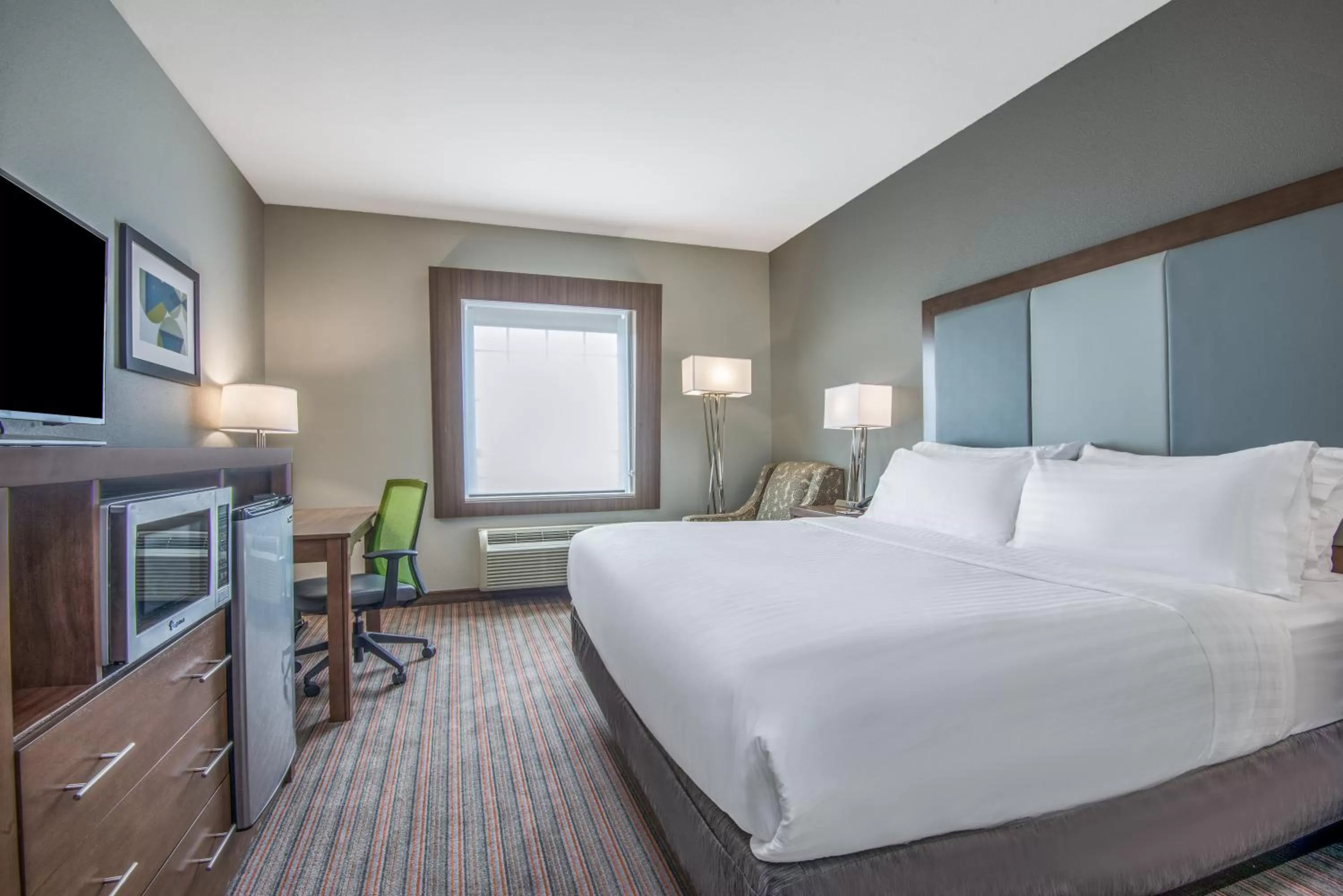 Photo of the whole room, Bed in Holiday Inn Express & Suites Stillwater - University Area by IHG