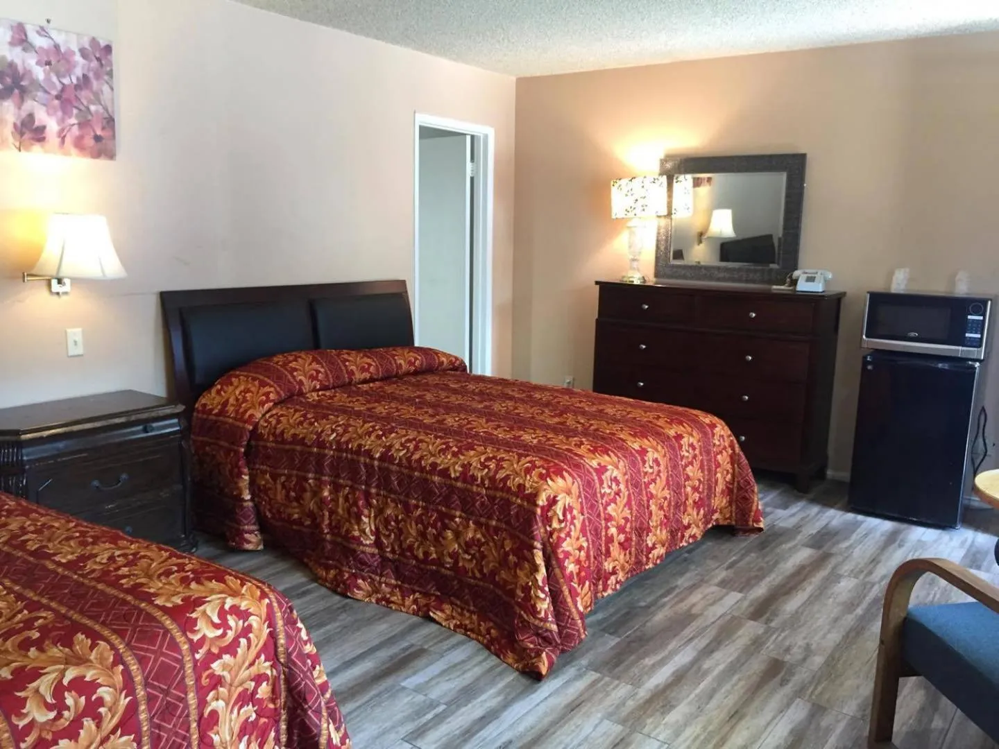 Bed in King Lodge Motel