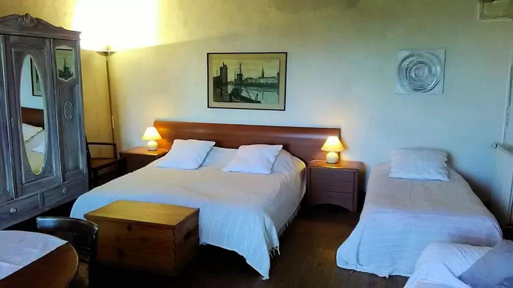 Bed in Manoir Le Cristal - Futuroscope a petit prix , grandes chambres familiales 5-6 personnes ,