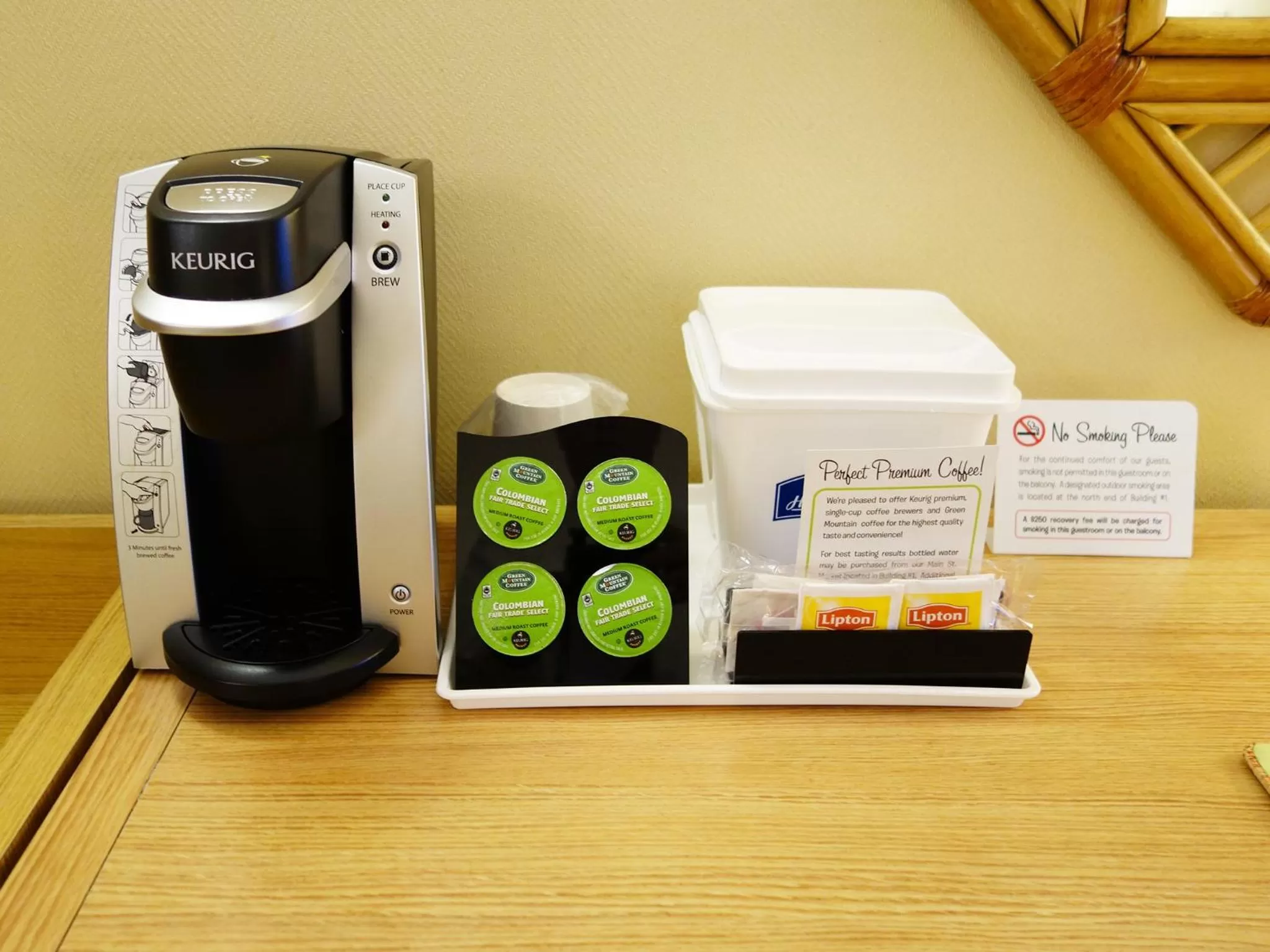 Coffee/tea facilities in Howard Johnson by Wyndham Anaheim Hotel & Water Playground