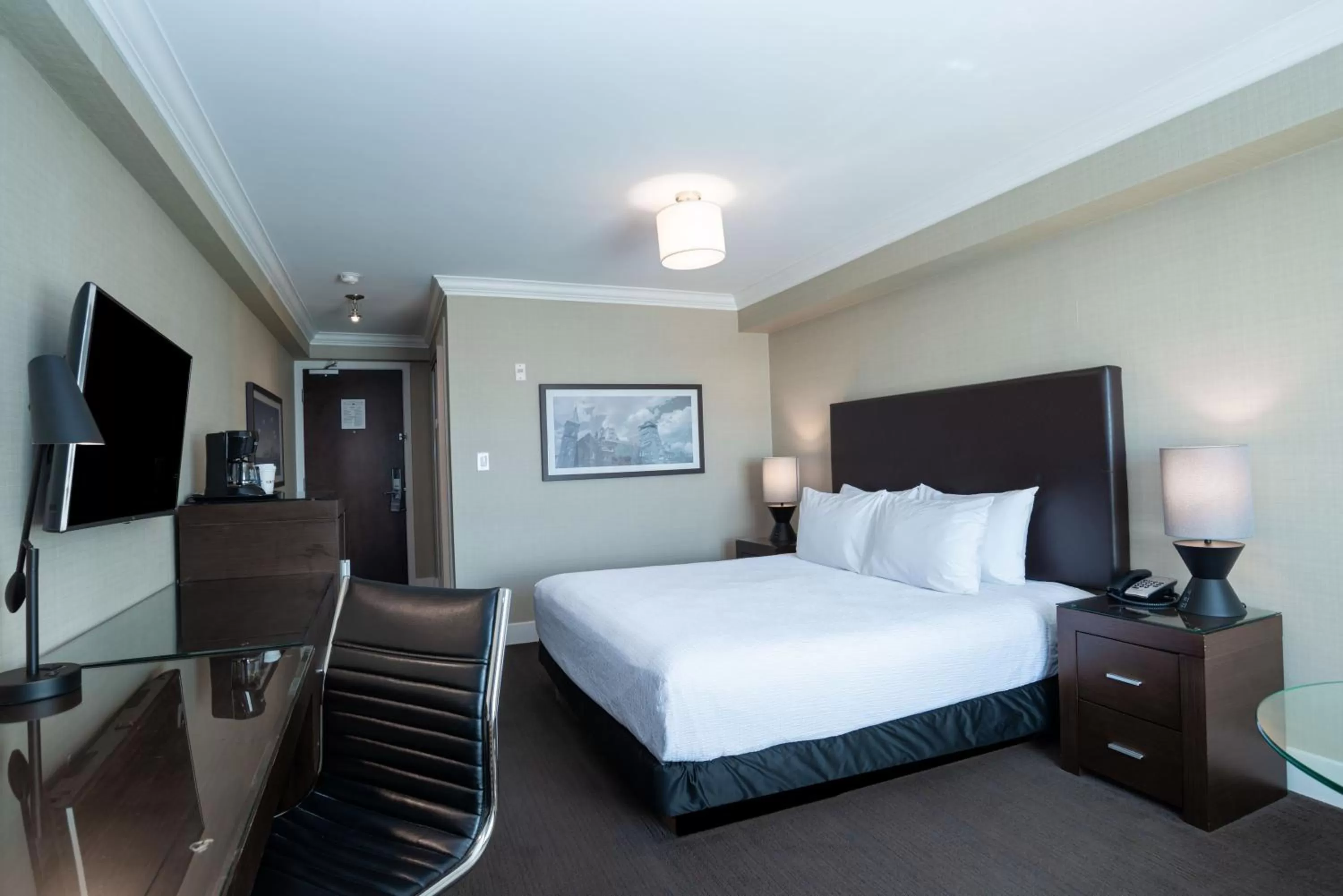 Photo of the whole room, Bed in Sandman Hotel Oakville