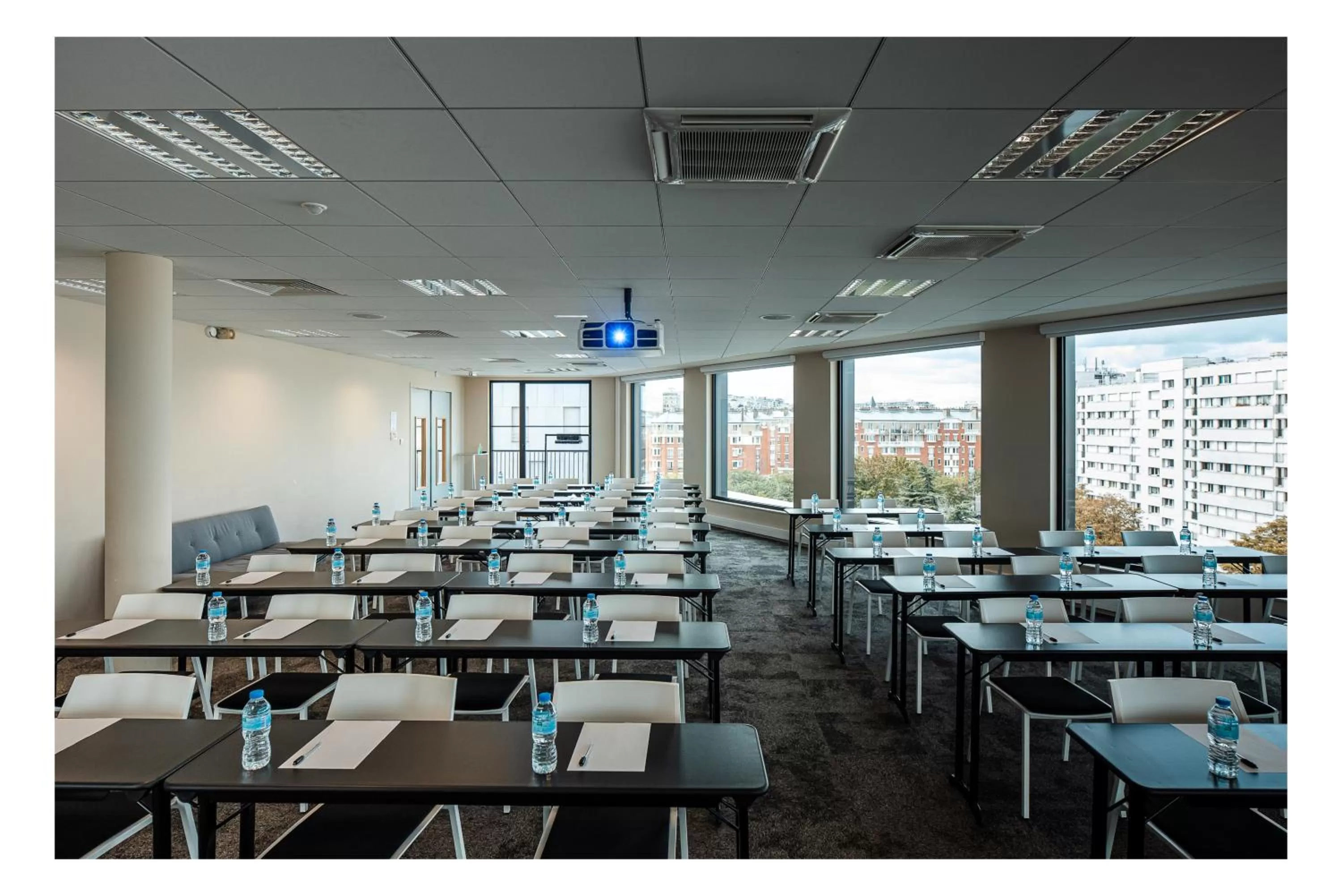 Business facilities in The Originals Boutique, Hôtel Maison Montmartre Paris Les Puces