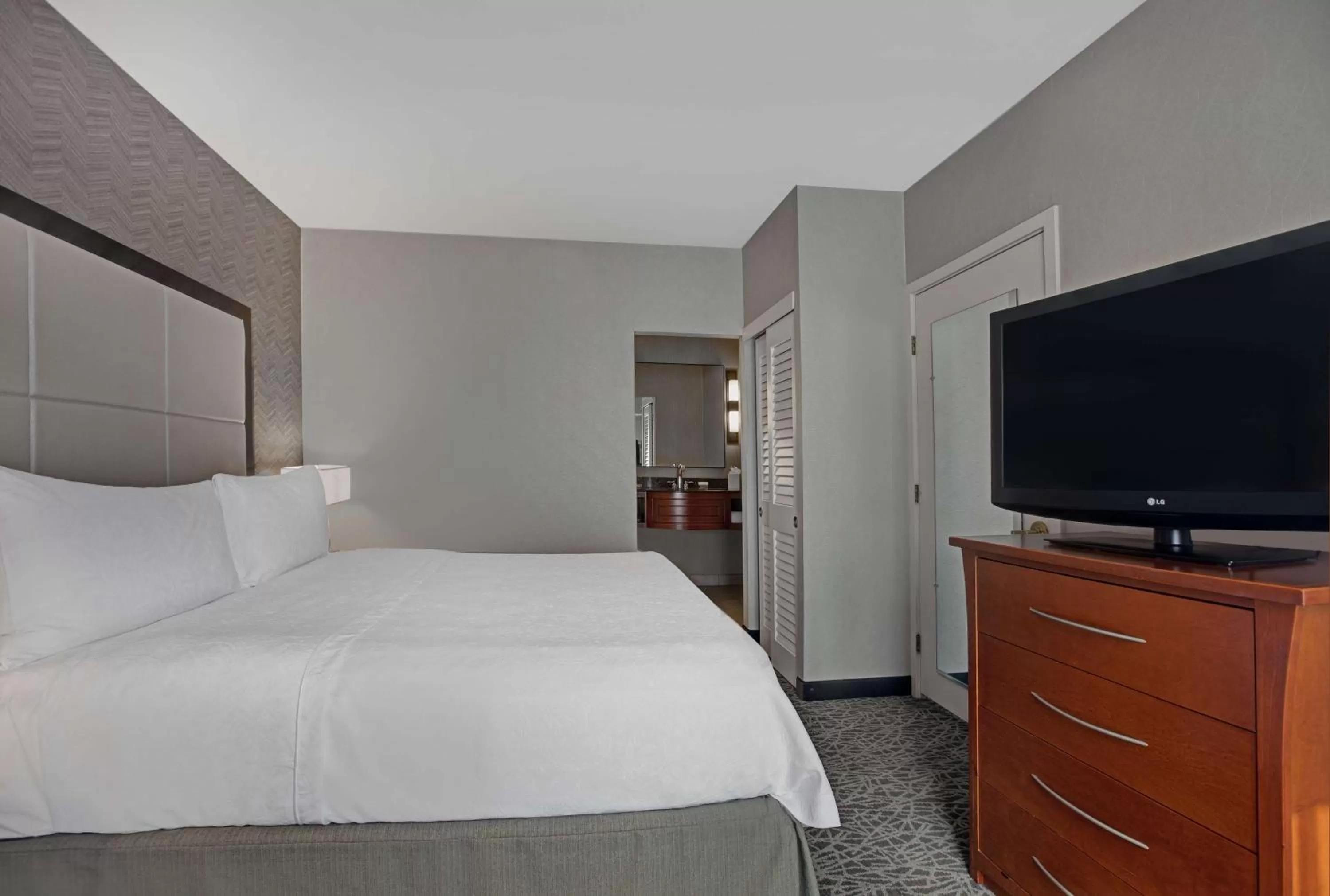 Bed in Homewood Suites by Hilton Chicago-Lincolnshire