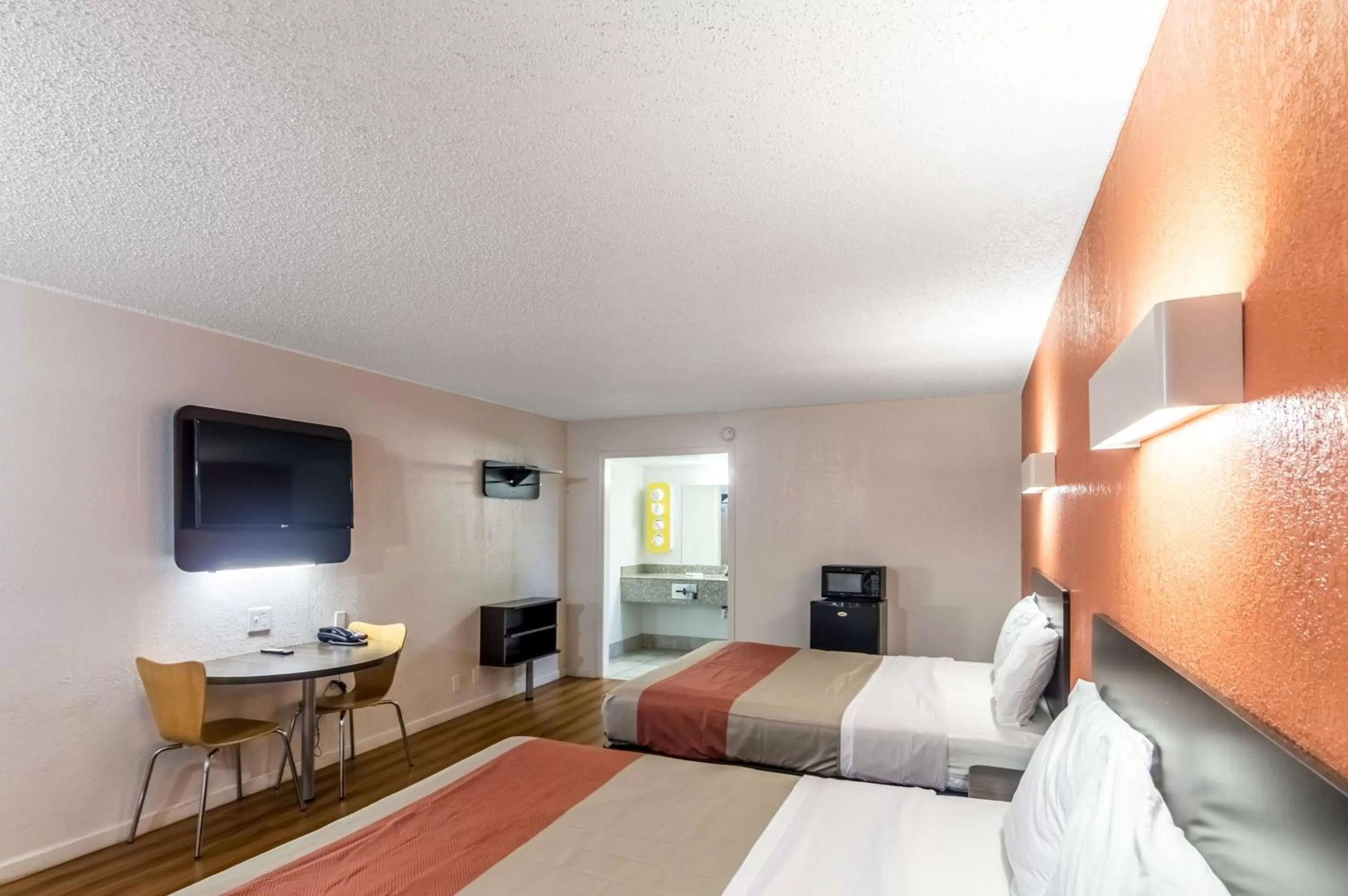 TV and multimedia, Bed in Motel 6-Clinton, OK