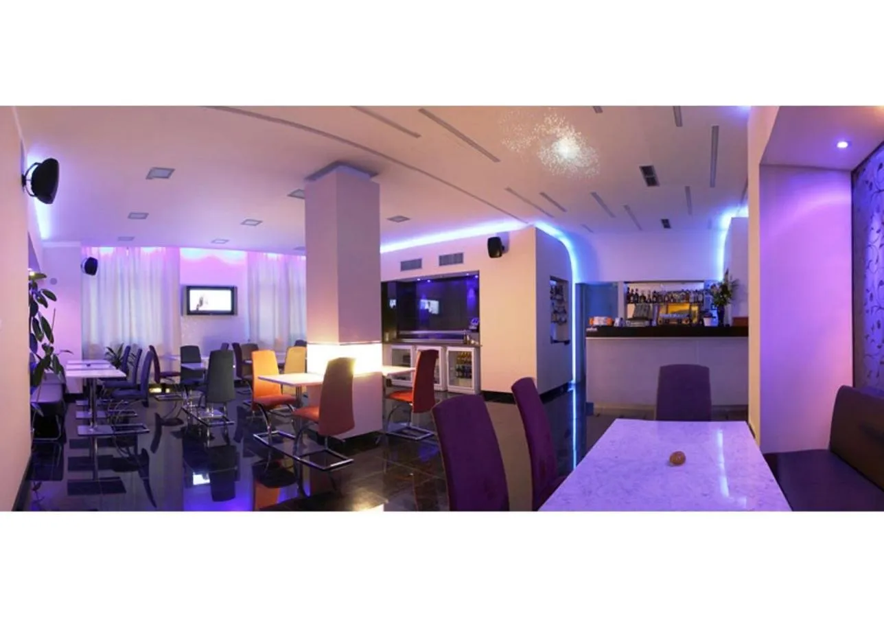 Restaurant/places to eat in Relax Inn