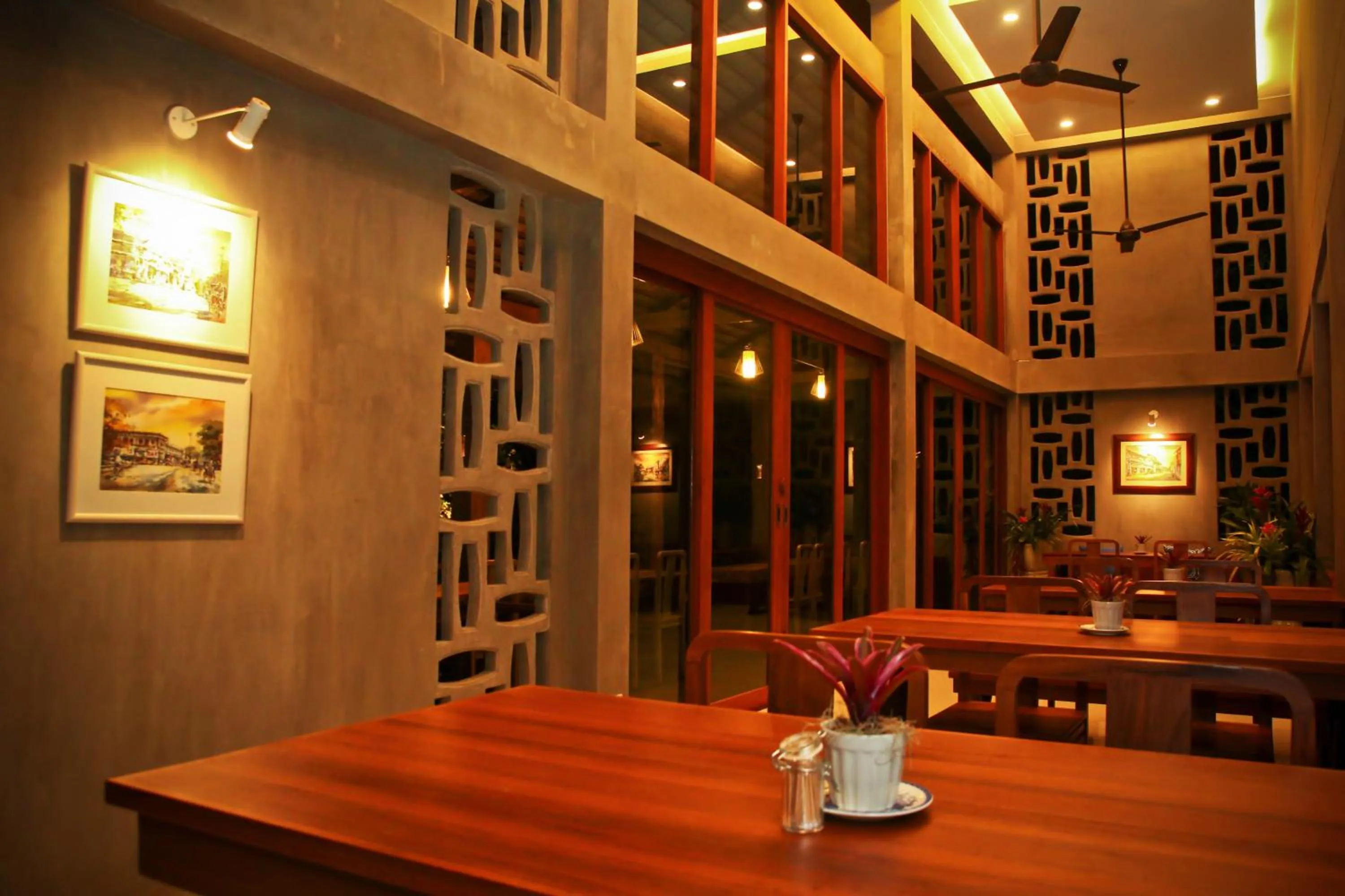 Restaurant/places to eat in Chu Hotel