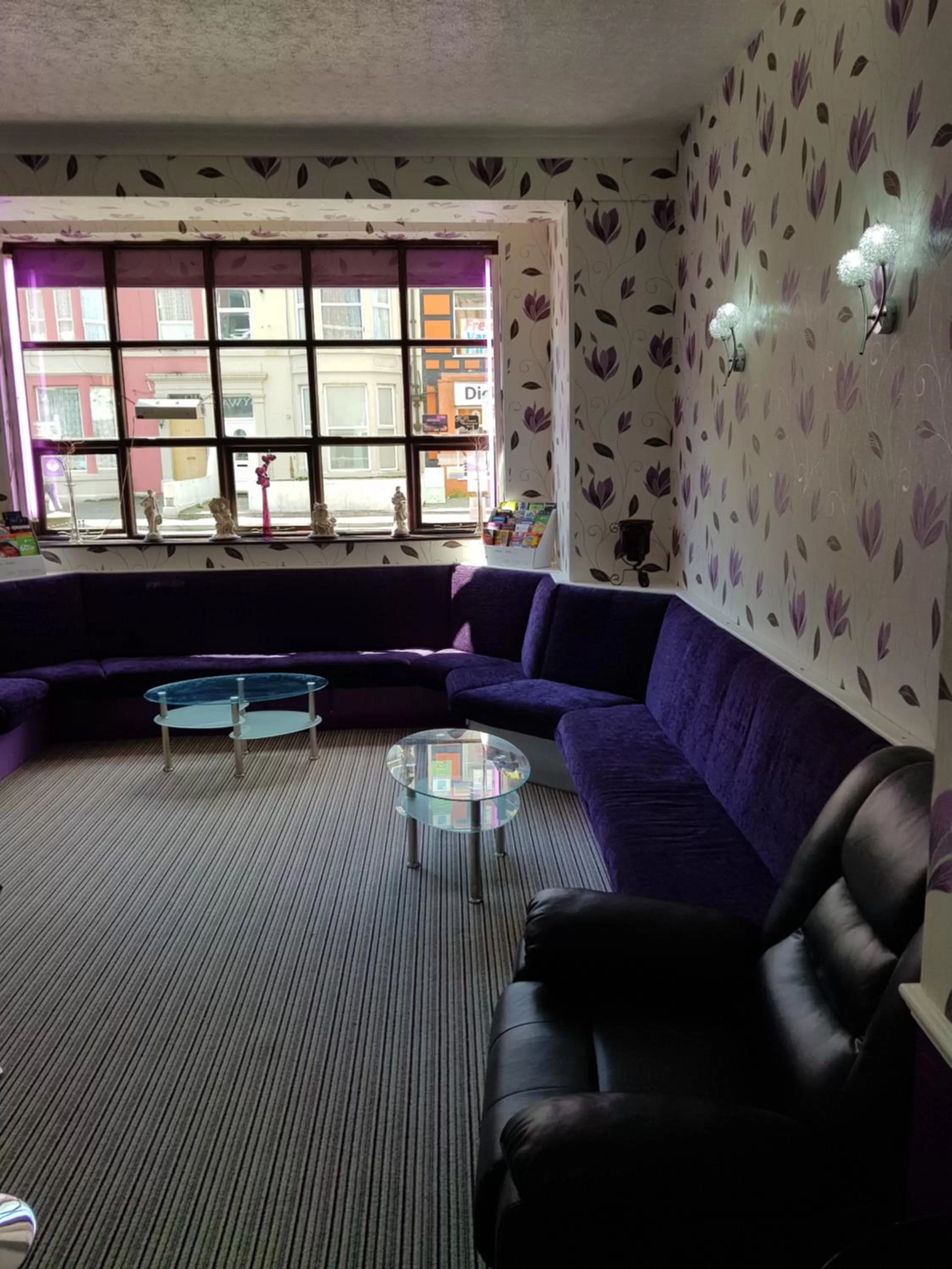 Communal lounge/ TV room in The Trentham Hotel