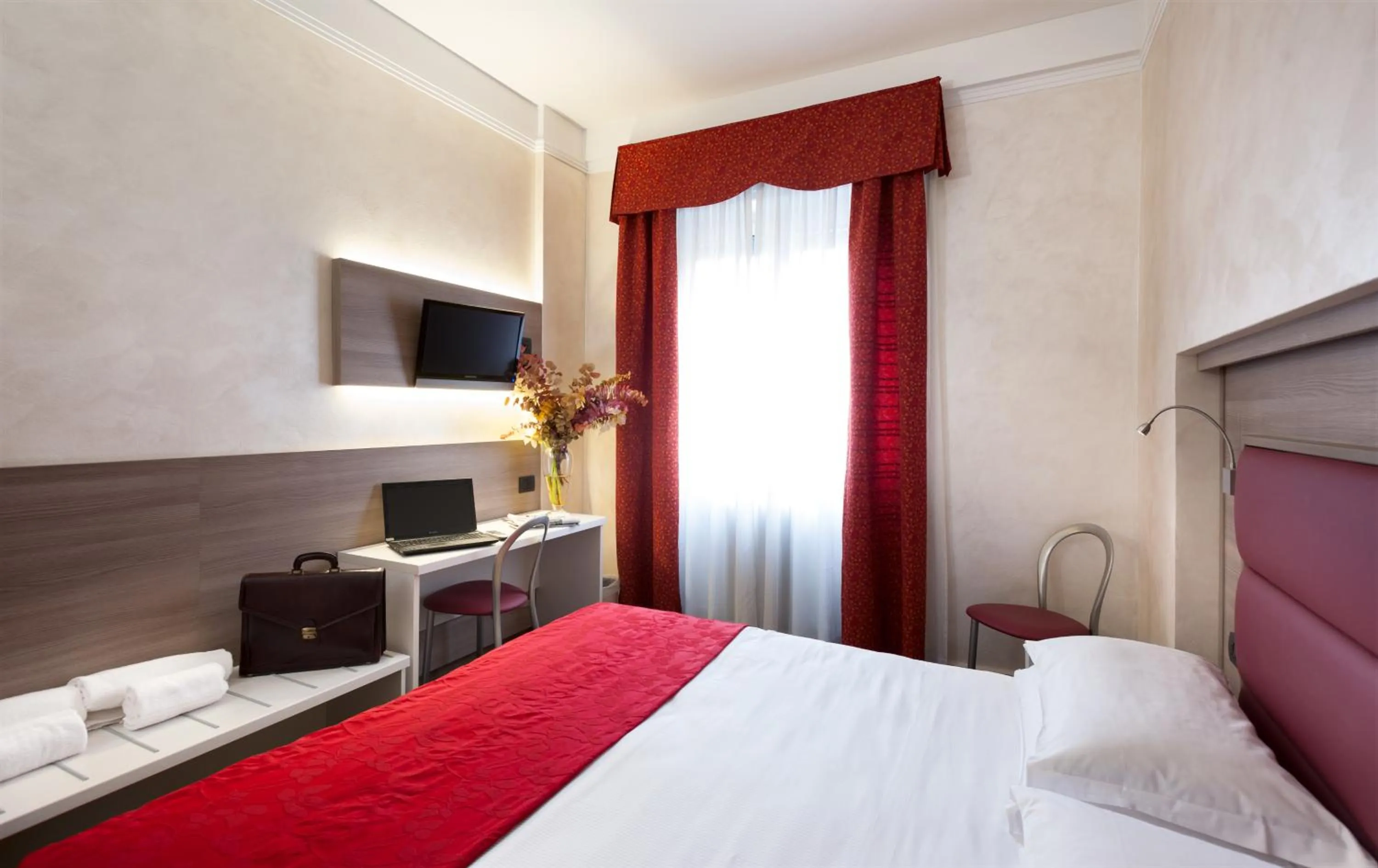 Photo of the whole room, Bed in Hotel Gamma