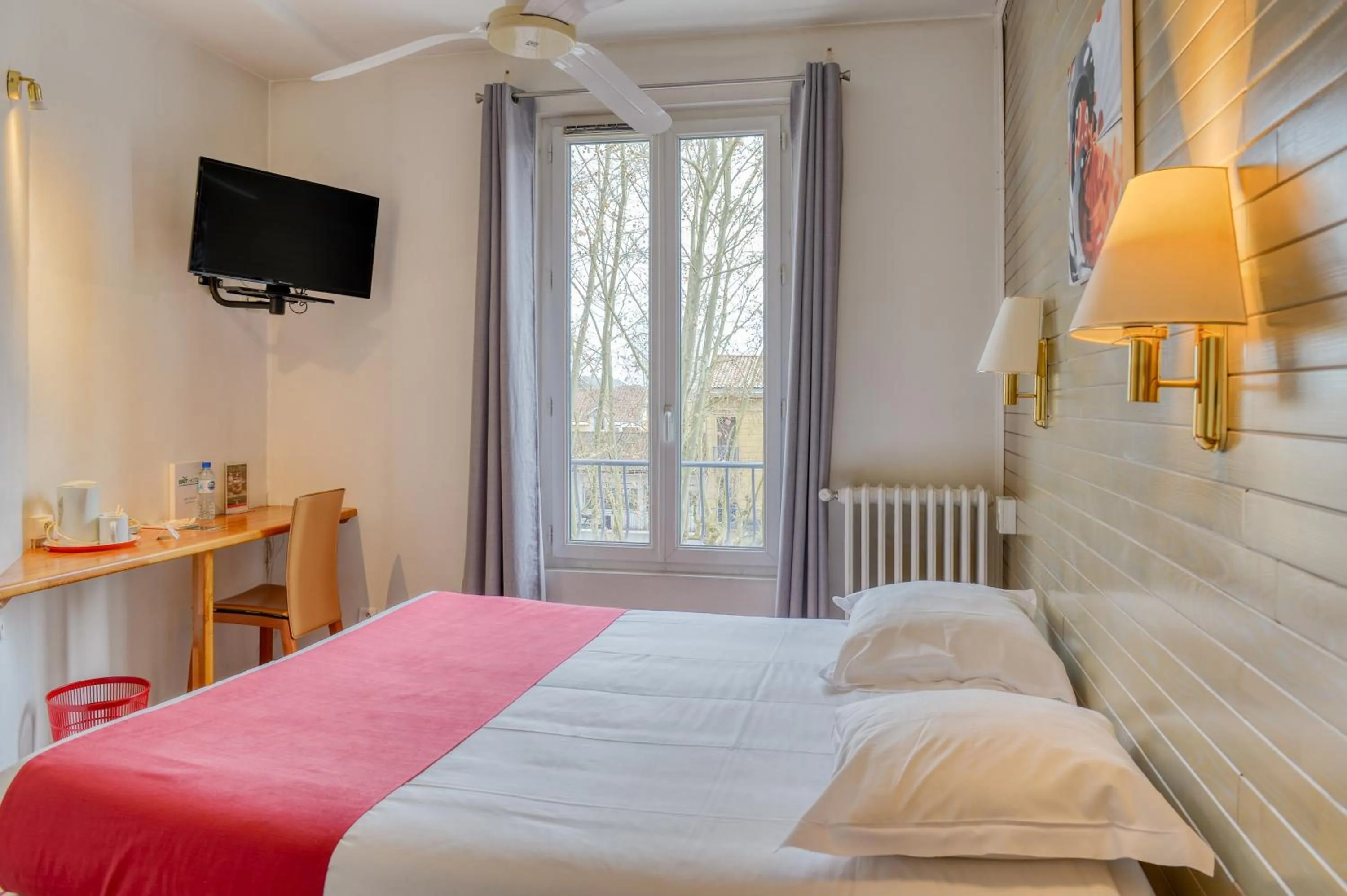 Bed in Brit Hotel du Commerce Bergerac