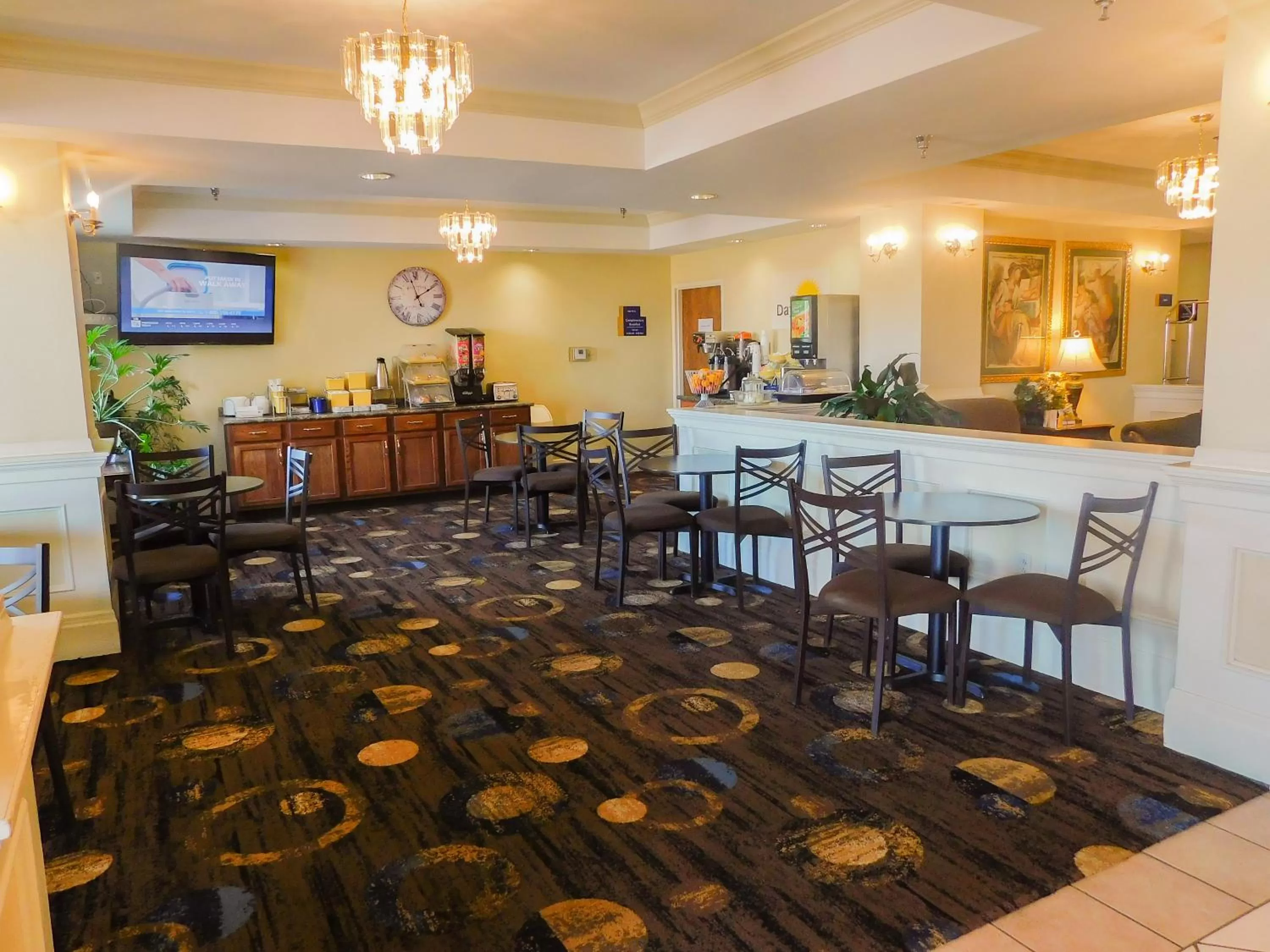 Buffet breakfast in Days Inn & Suites by Wyndham Pocahontas