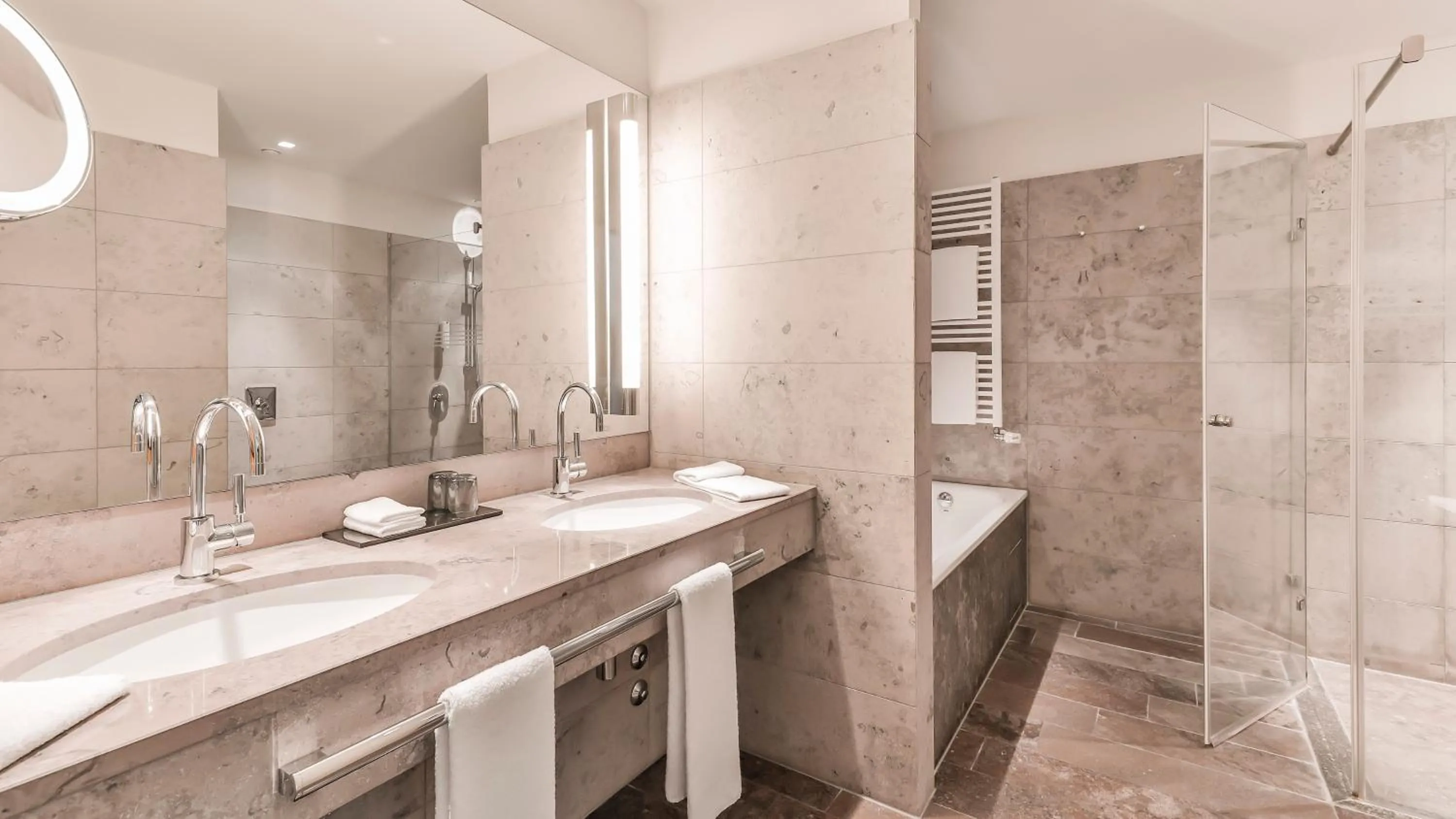 Shower in Dorint Hotel am Heumarkt Köln