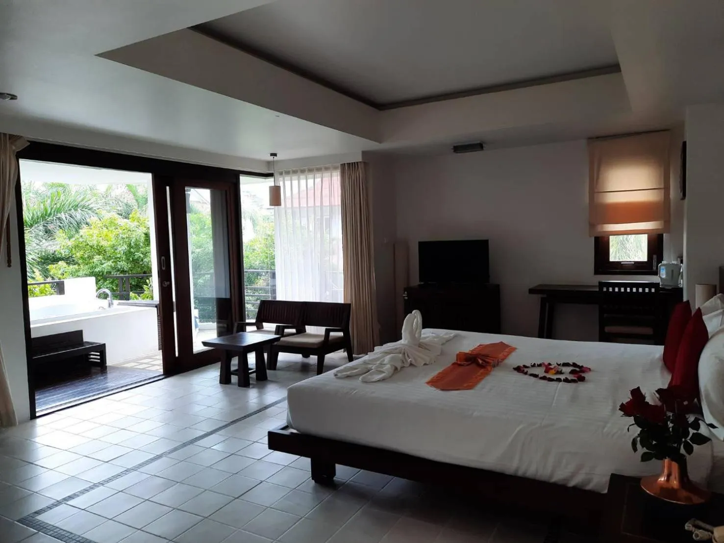 Photo of the whole room, Bed in Evergreen Resort