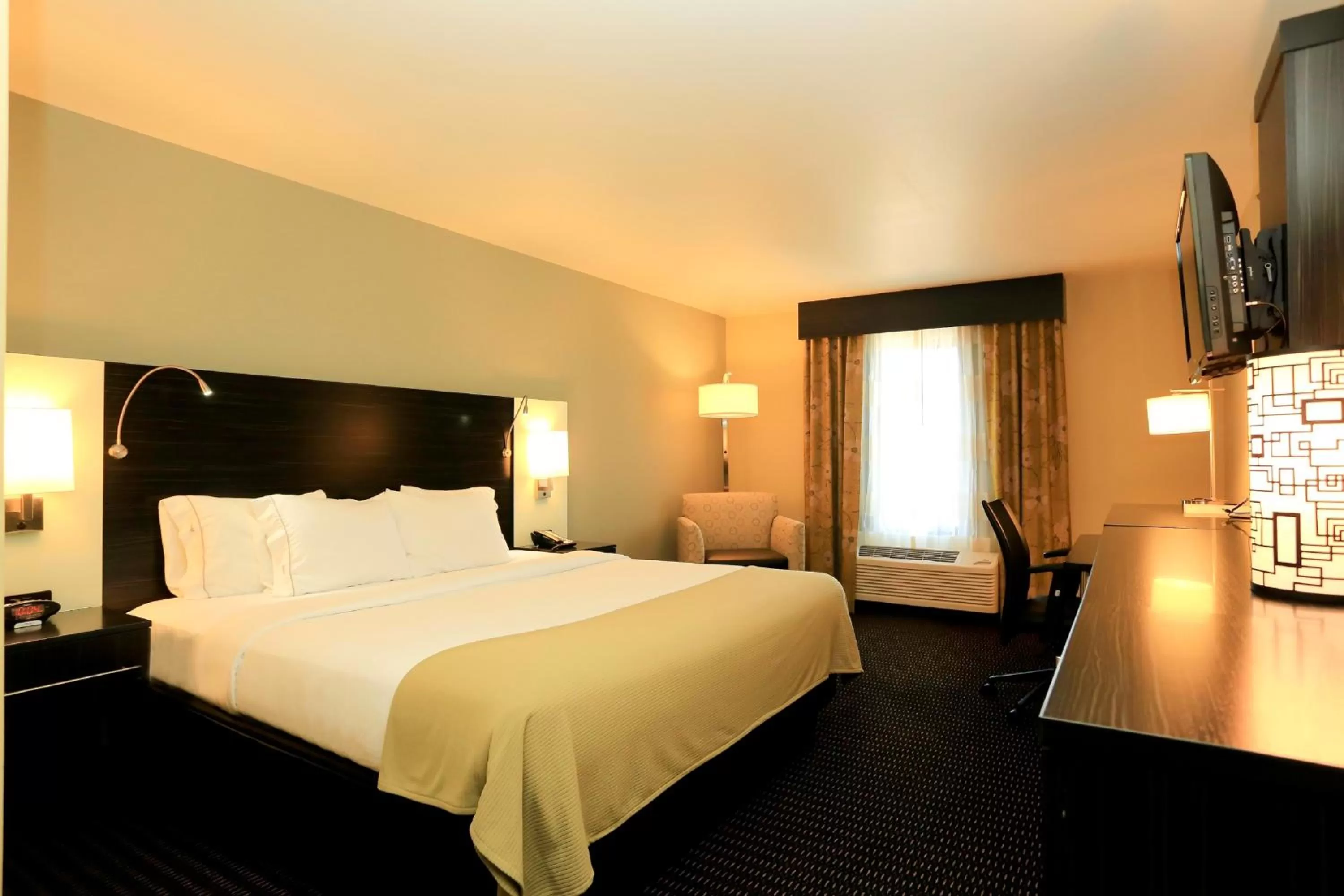 Holiday Inn Express & Suites Marion Northeast by IHG