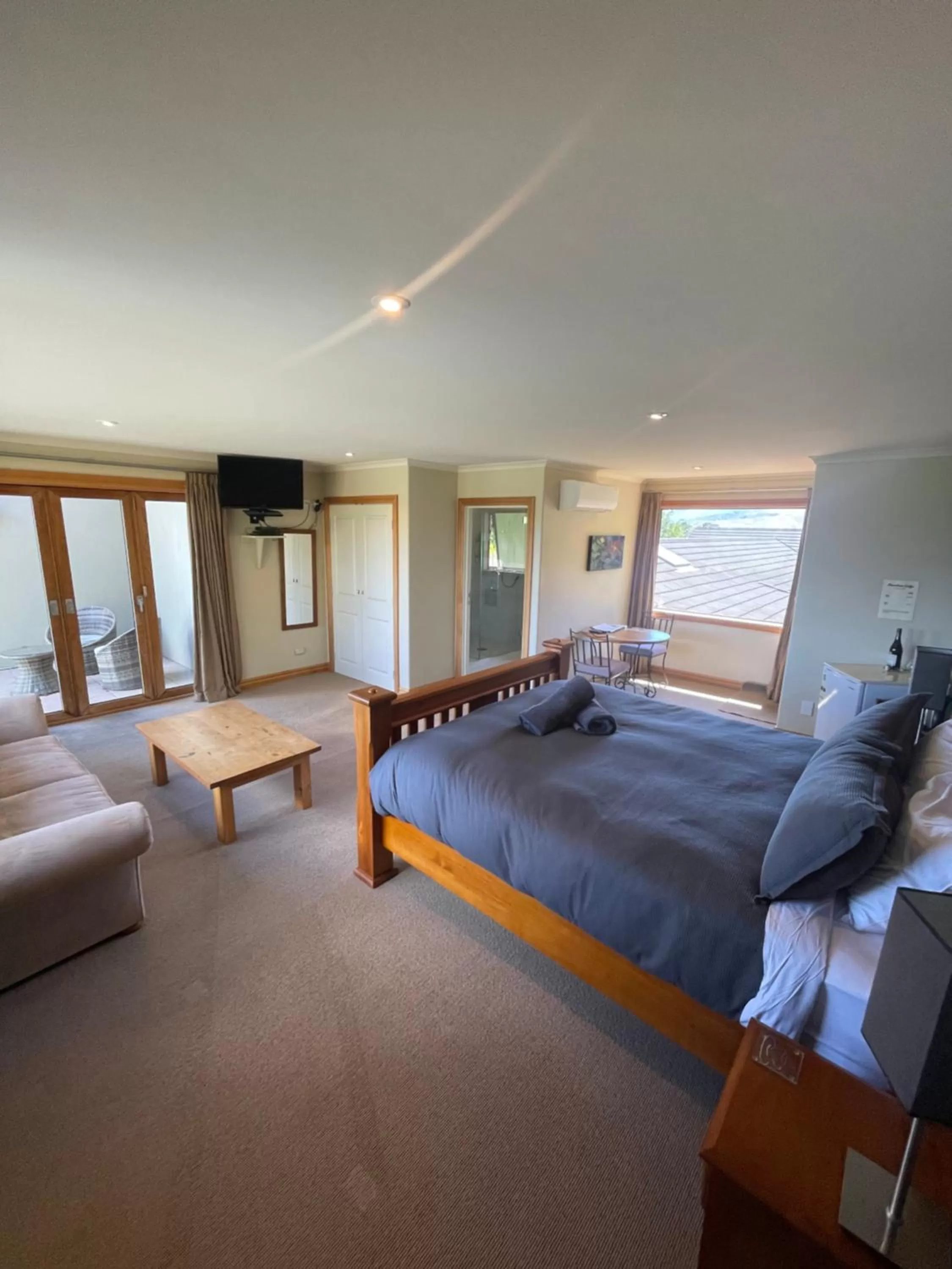 Photo of the whole room, Bed in Parautane Lodge