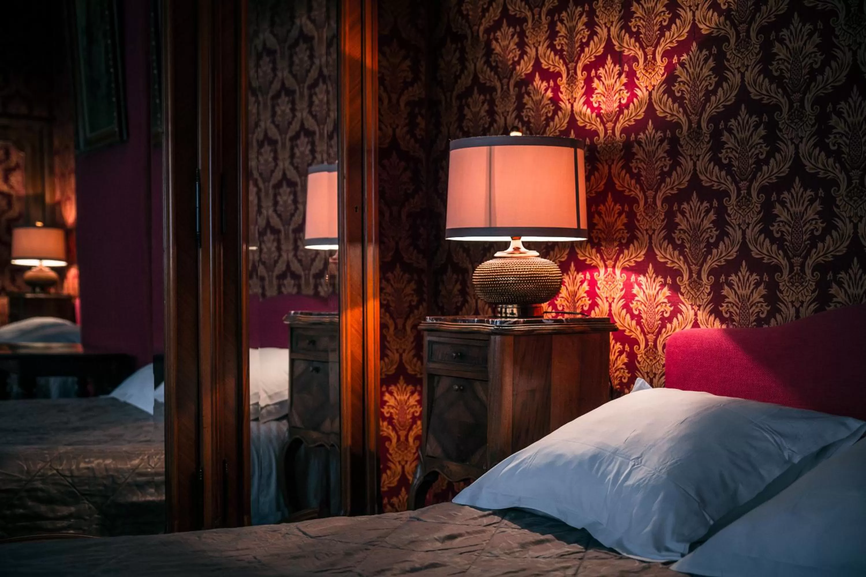 Bed in Hôtel des Deux Clefs