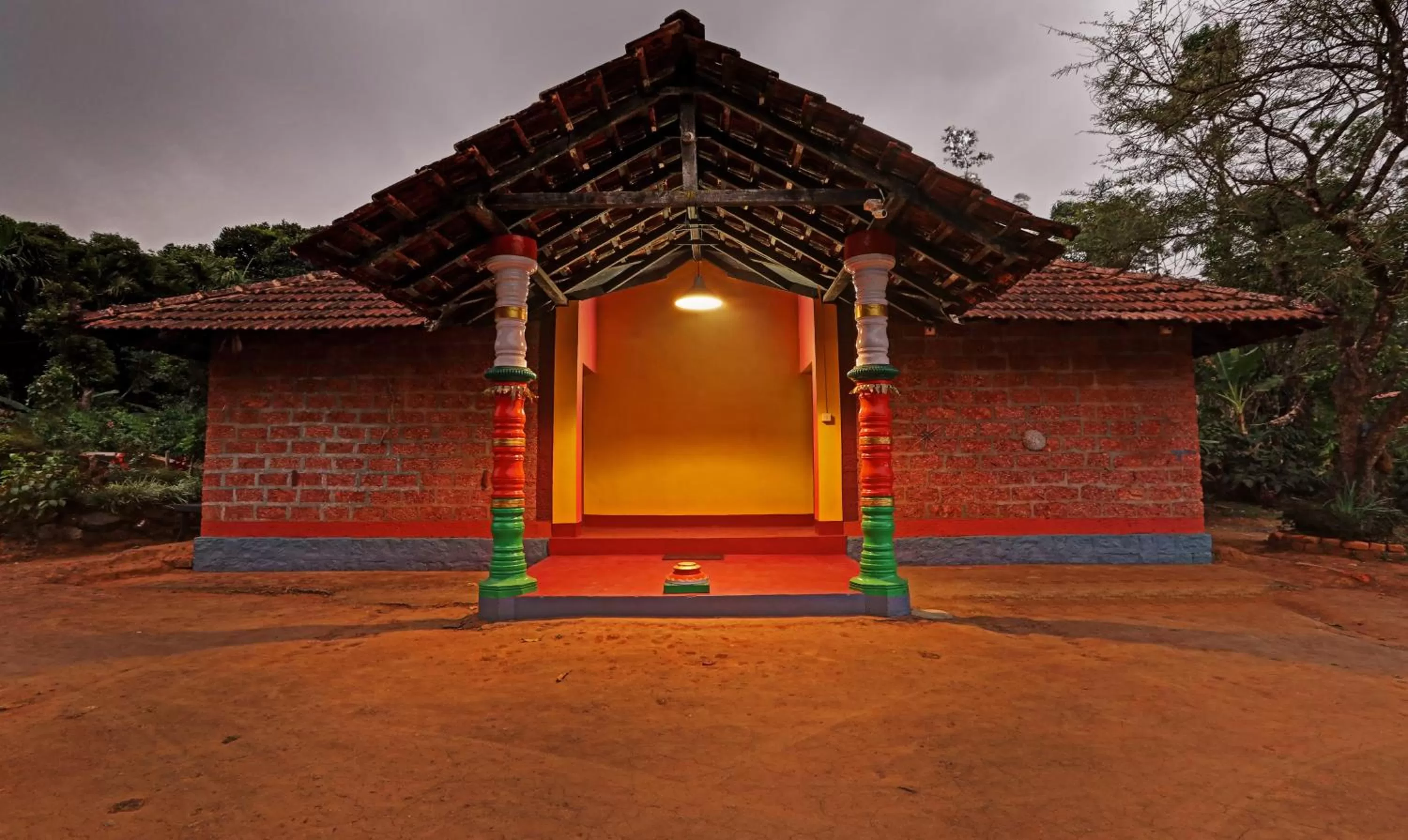 Property building in Hotel Allaranda Homestay