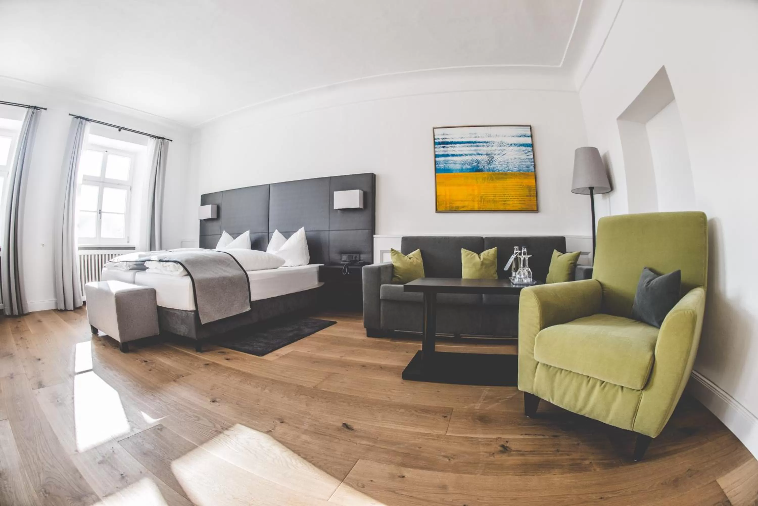 Seating area, Bed in Hotel Münchner Hof