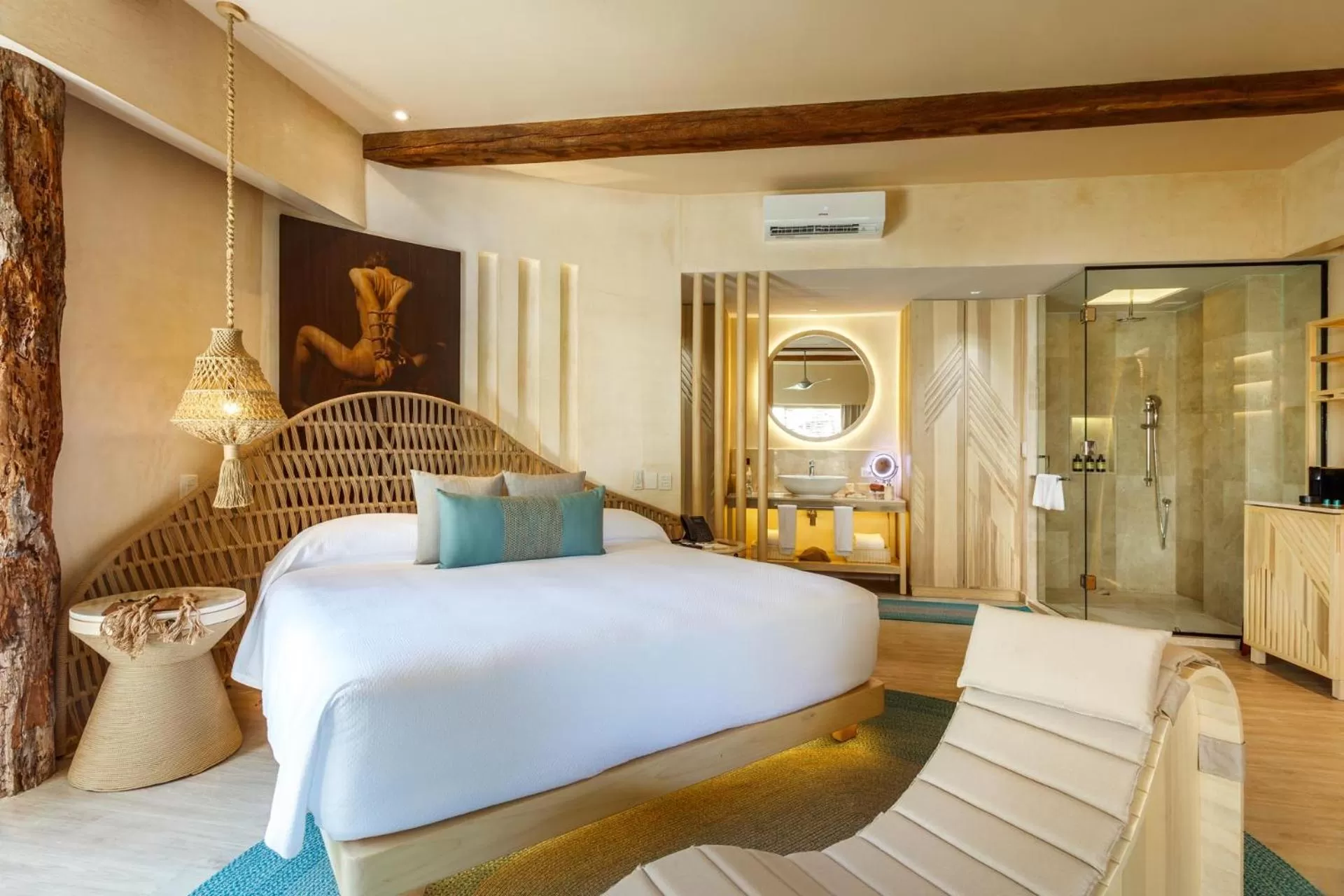 Shower, Bed in Hotel Shibari - Restaurant & Cenote Club