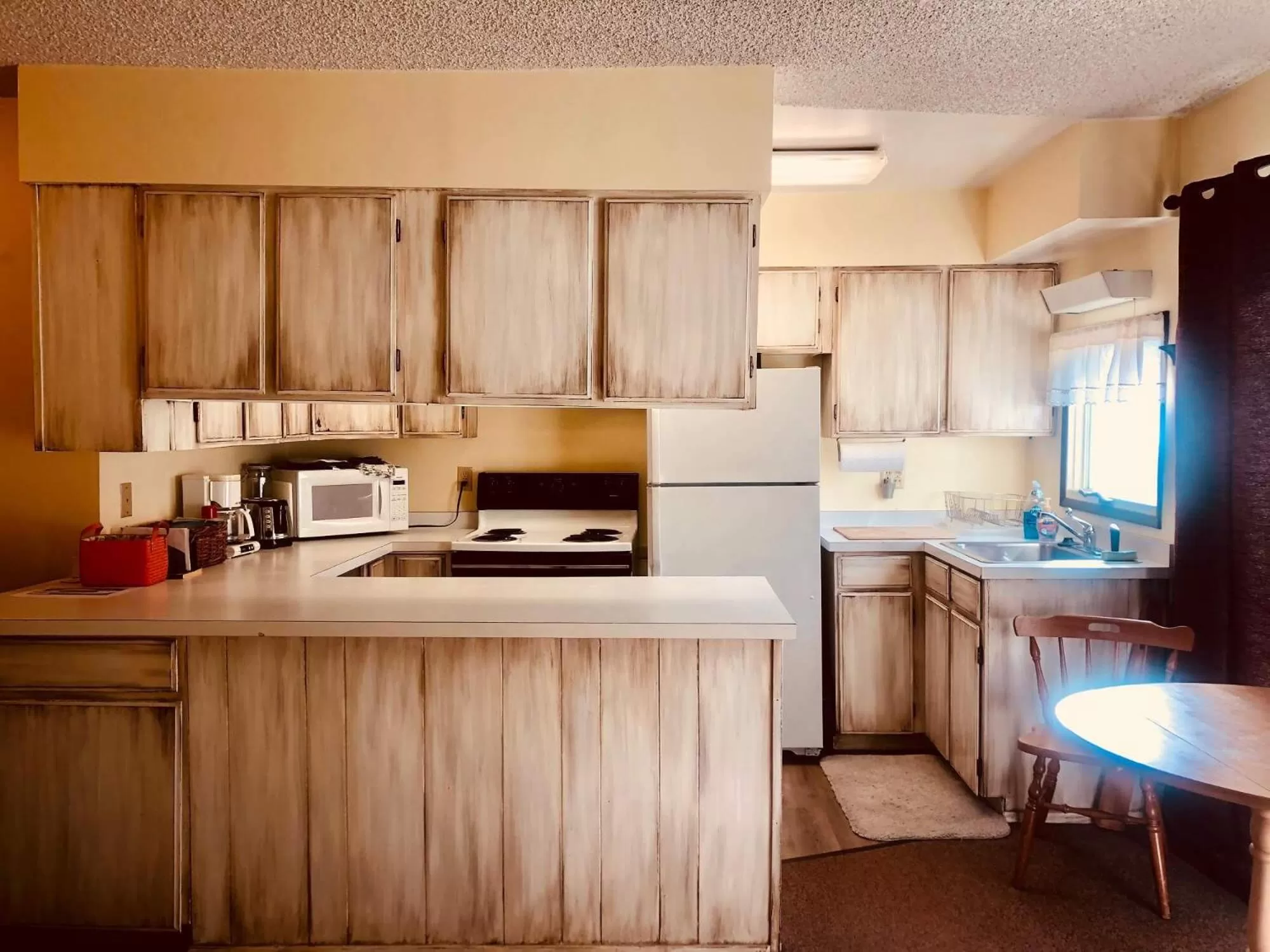 Kitchen/Kitchenette in Driftwood Inn