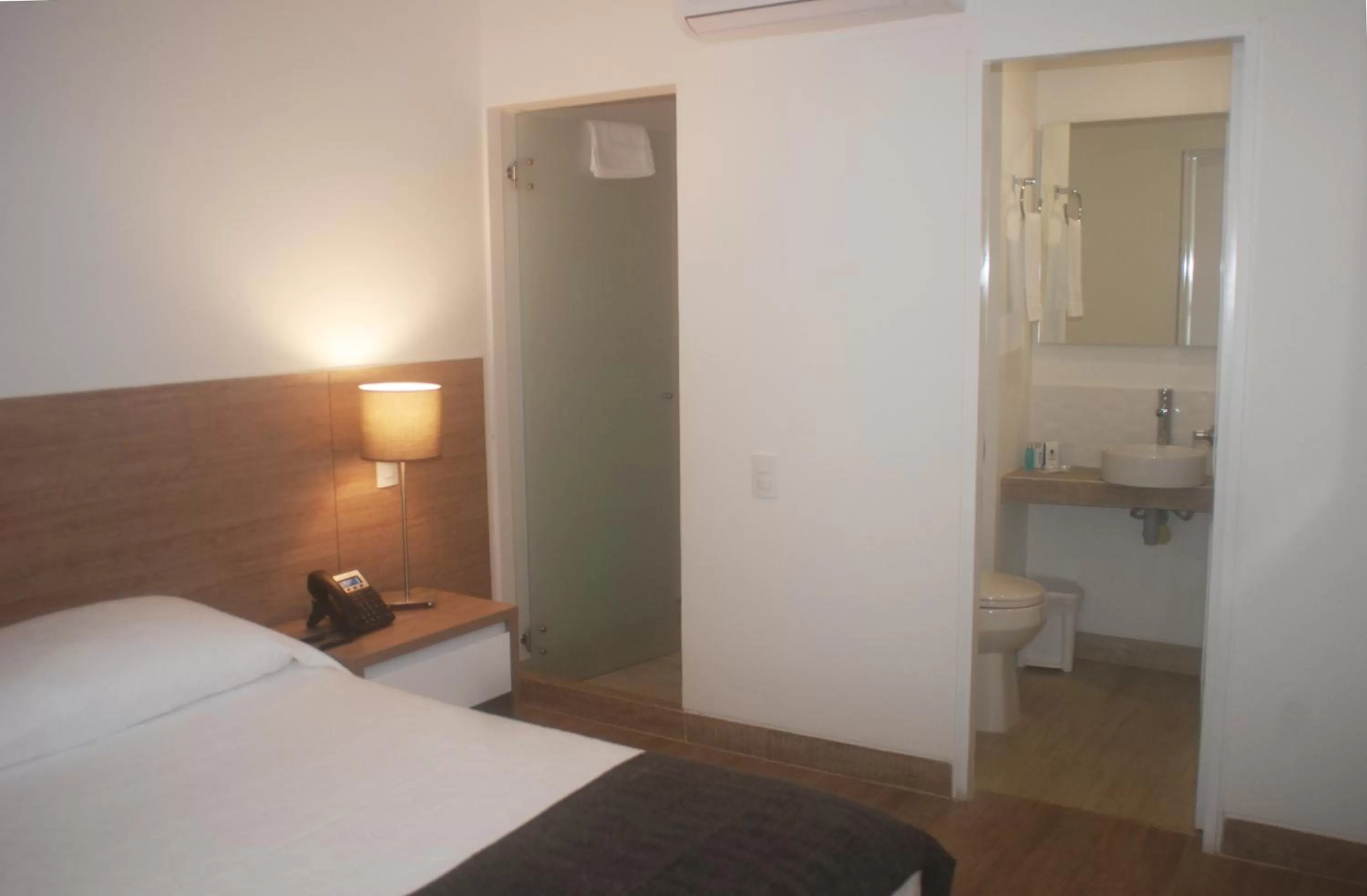 Photo of the whole room, Bed in Park V