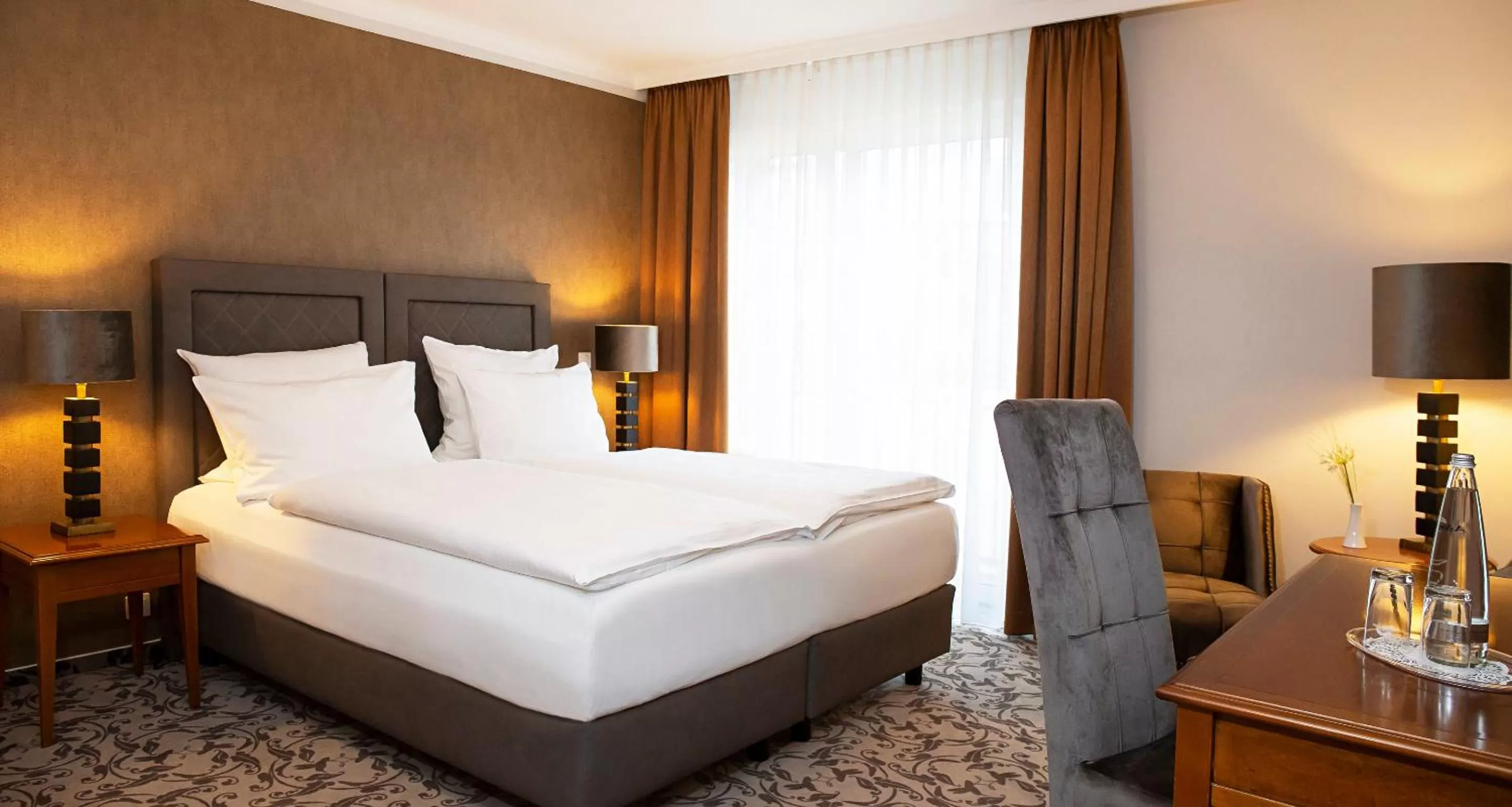 Bed in Victor's Residenz-Hotel Leipzig