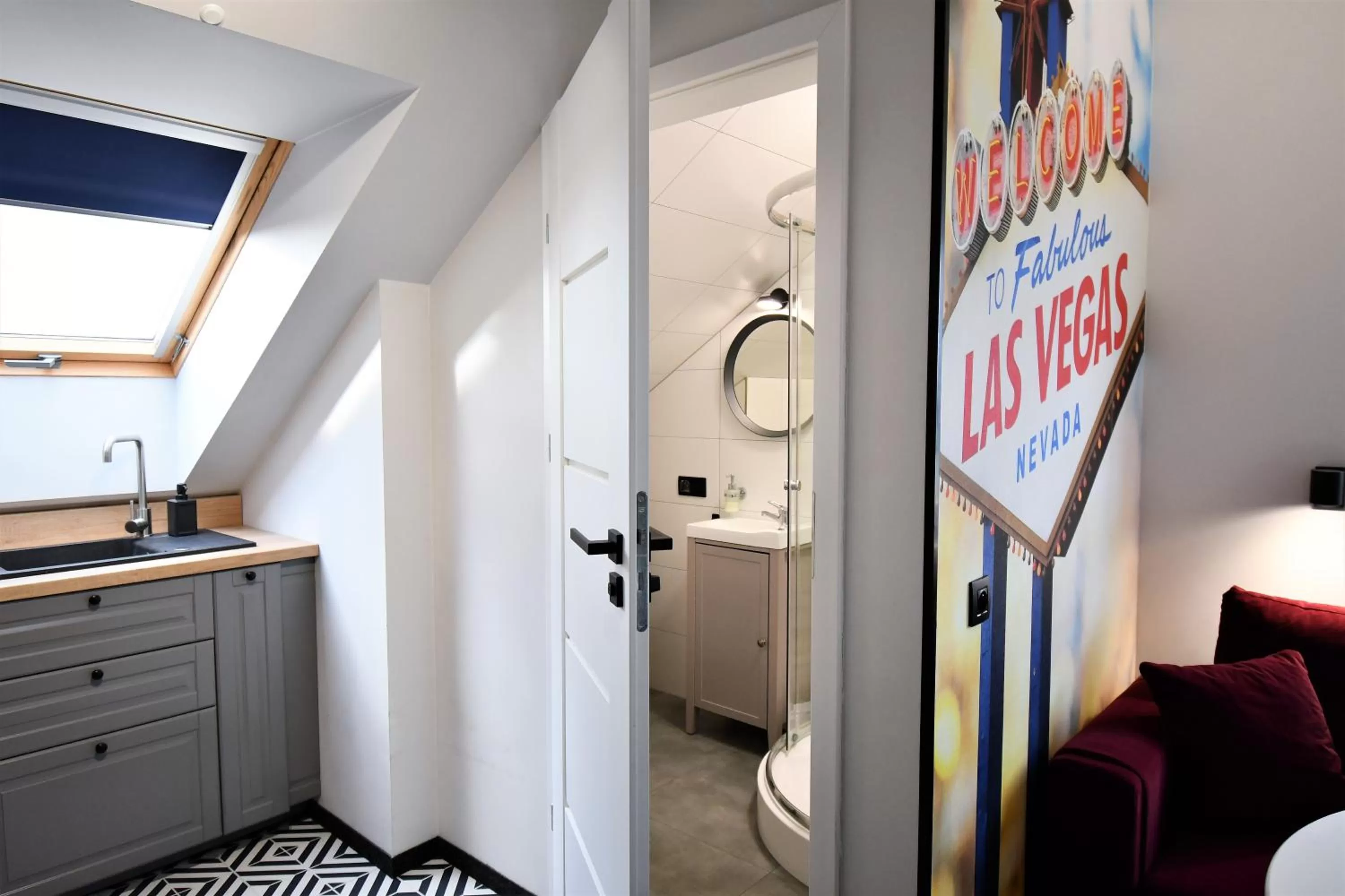 Shower, Bed in Sleepinn Gdansk Airport