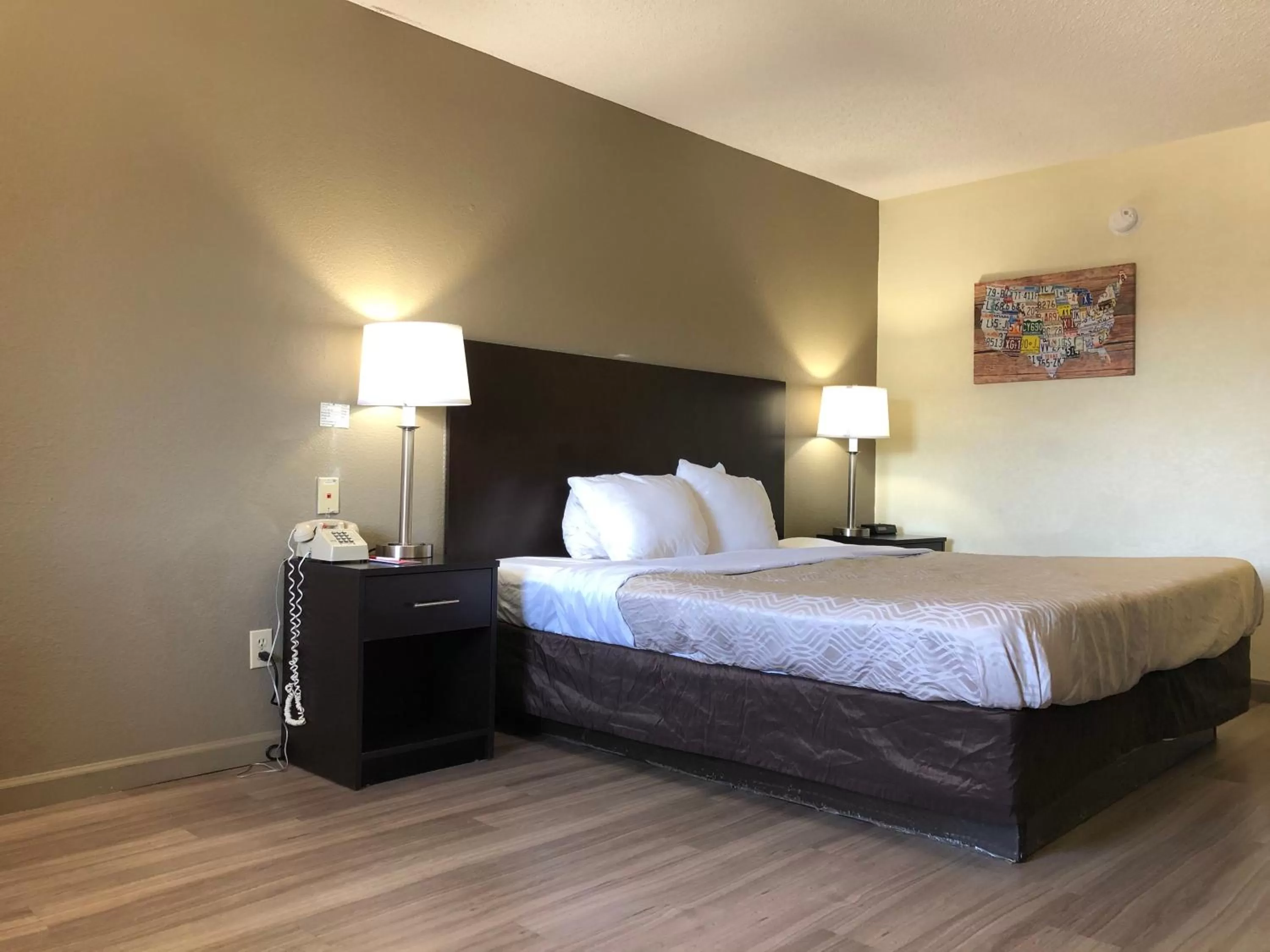 Bed in Econo Lodge Dothan West