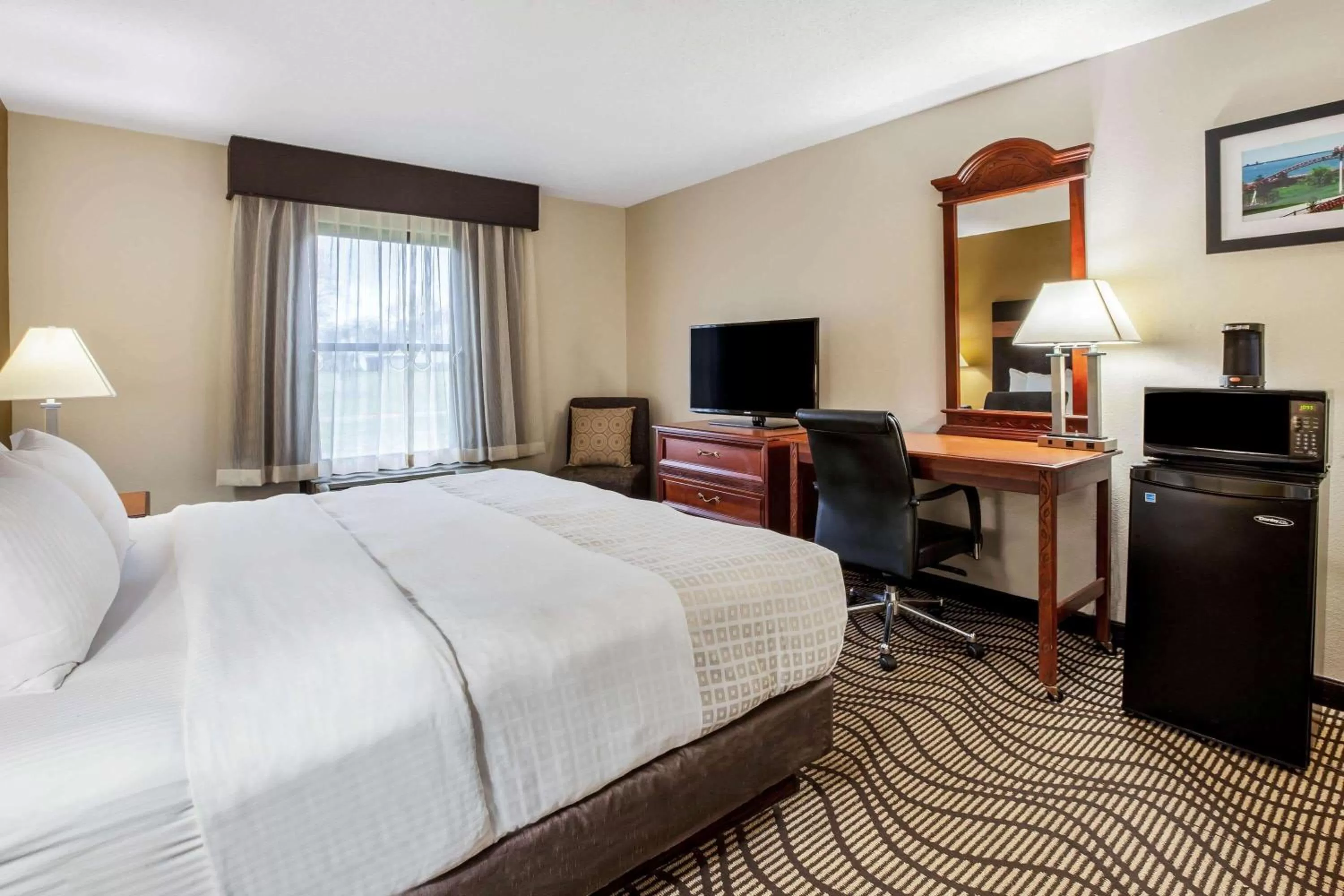 Photo of the whole room, Bed in La Quinta Inn by Wyndham Sandusky near Cedar Point