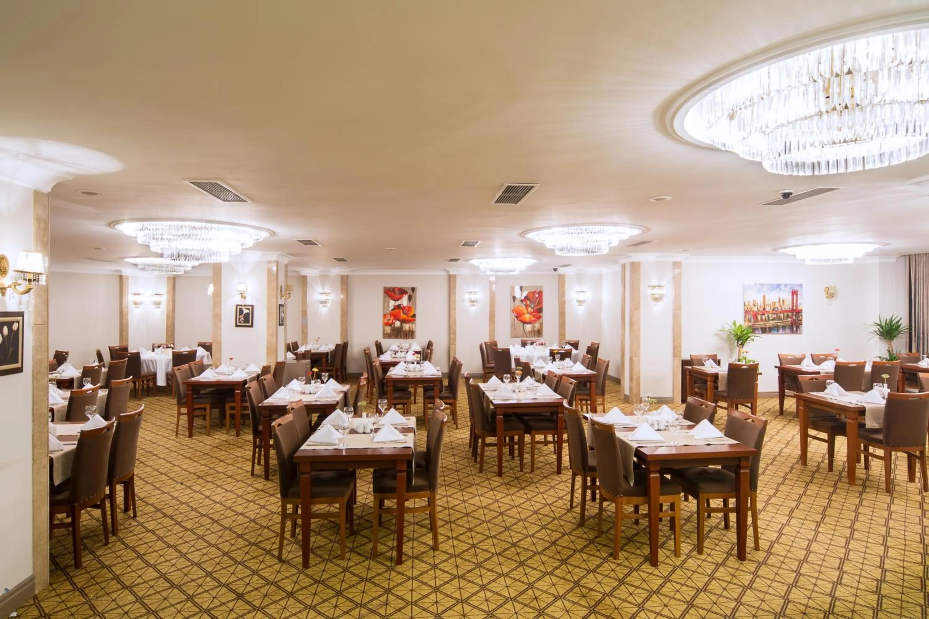 Restaurant/Places to Eat in Black Bird Hotel