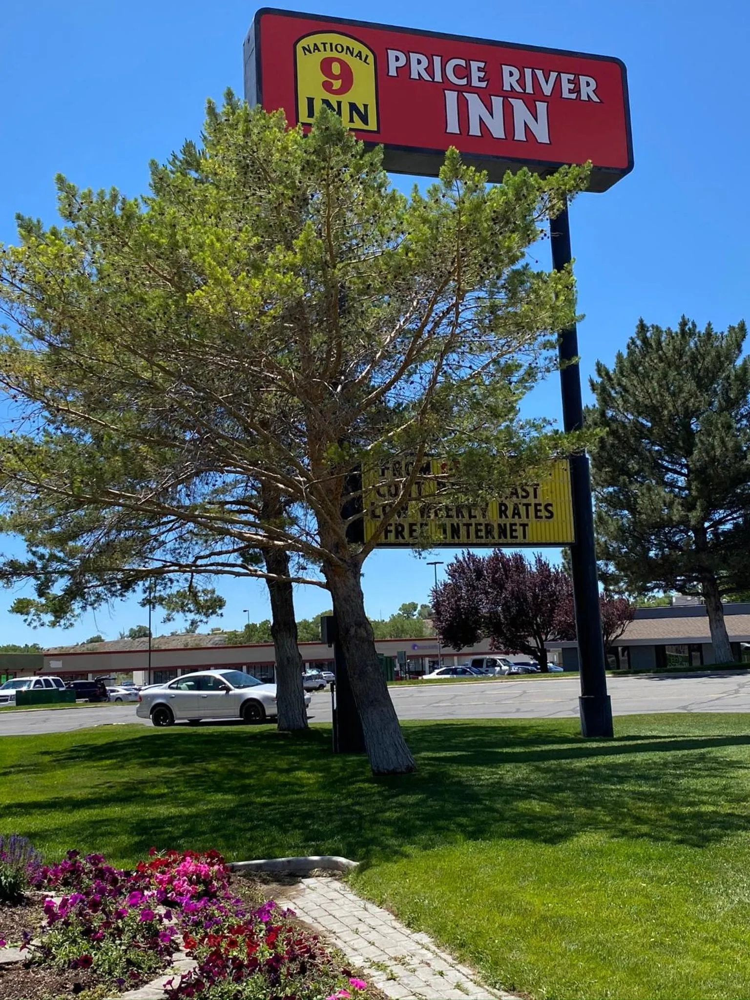 Facade/entrance in National 9 Inn Price