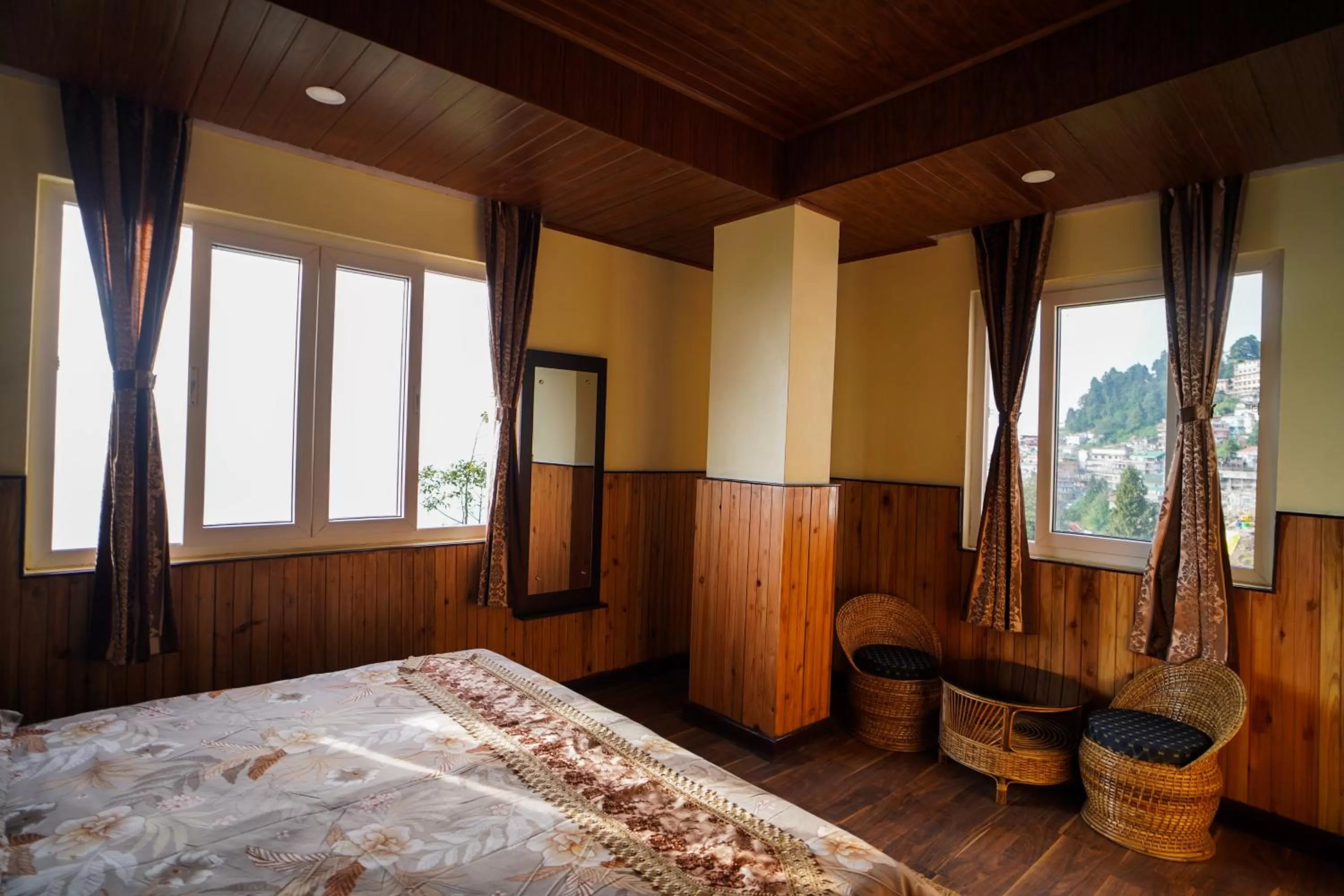 Bed in Hotel Hill Queen near Sherpa Gumba Darjeeling Mall 5 Min Couple Friendly