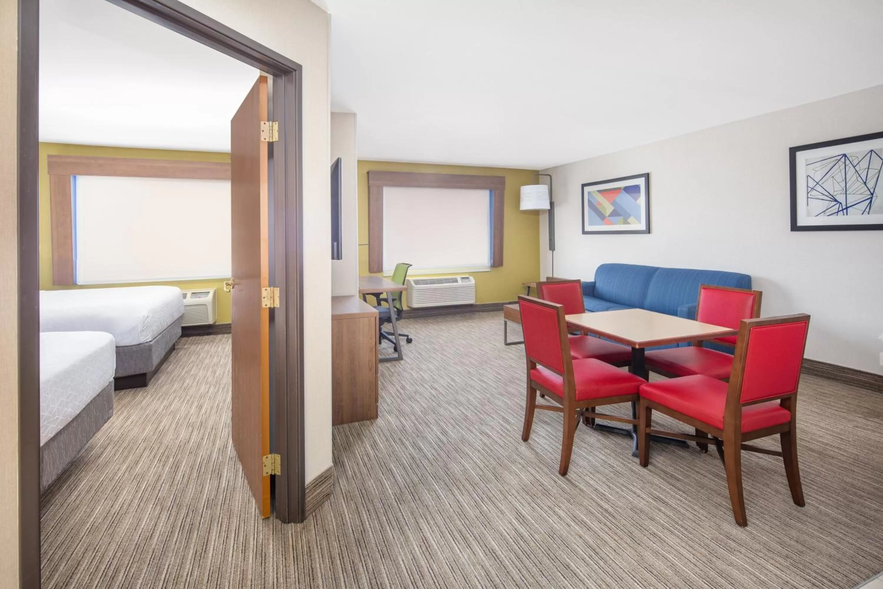 Photo of the whole room, Bed in Holiday Inn Express Hotel & Suites Bishop by IHG