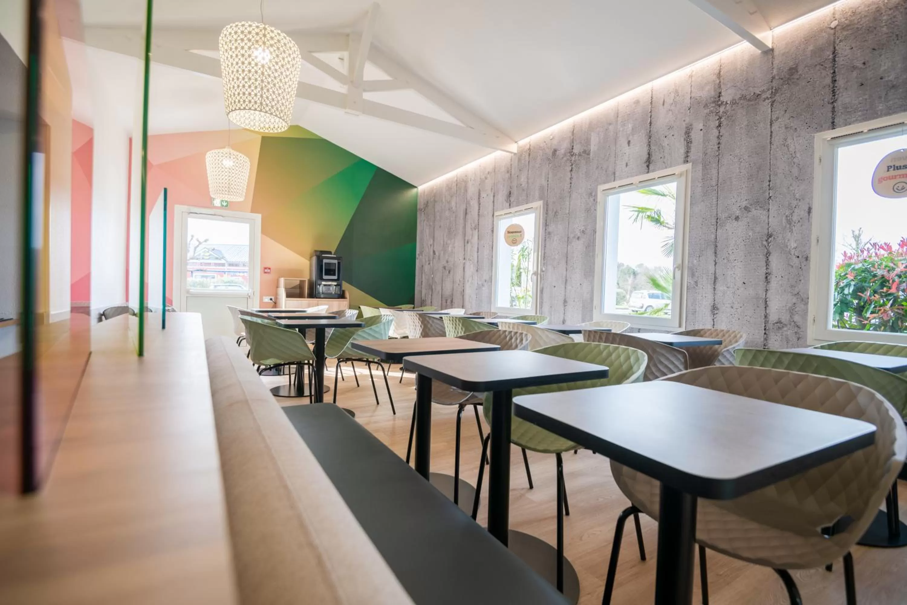 Dining area in B&B HOTEL Bordeaux Mérignac Aéroport