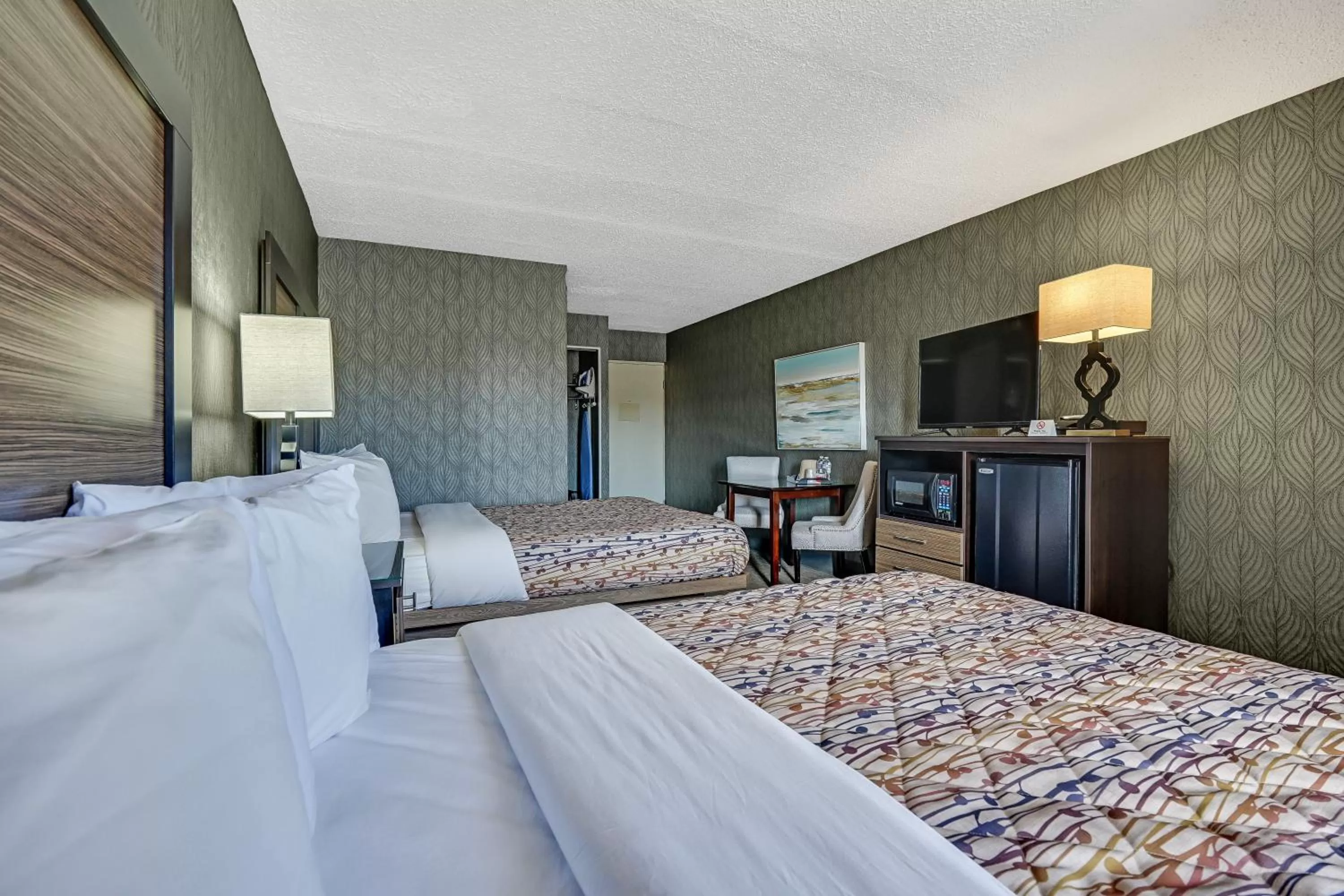 Photo of the whole room, Bed in Blue Creek Inn