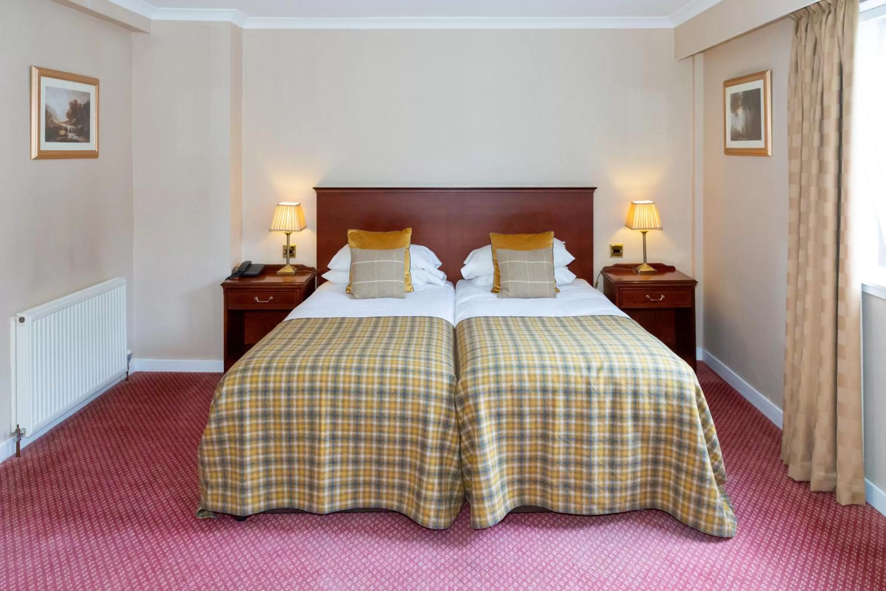 Bedroom, Bed in Alexandra Hotel