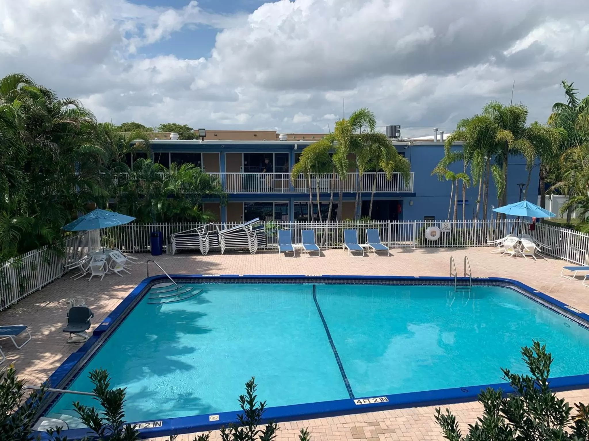 Swimming pool in Rodeway Inn & Suites Fort Lauderdale Airport & Cruise Port