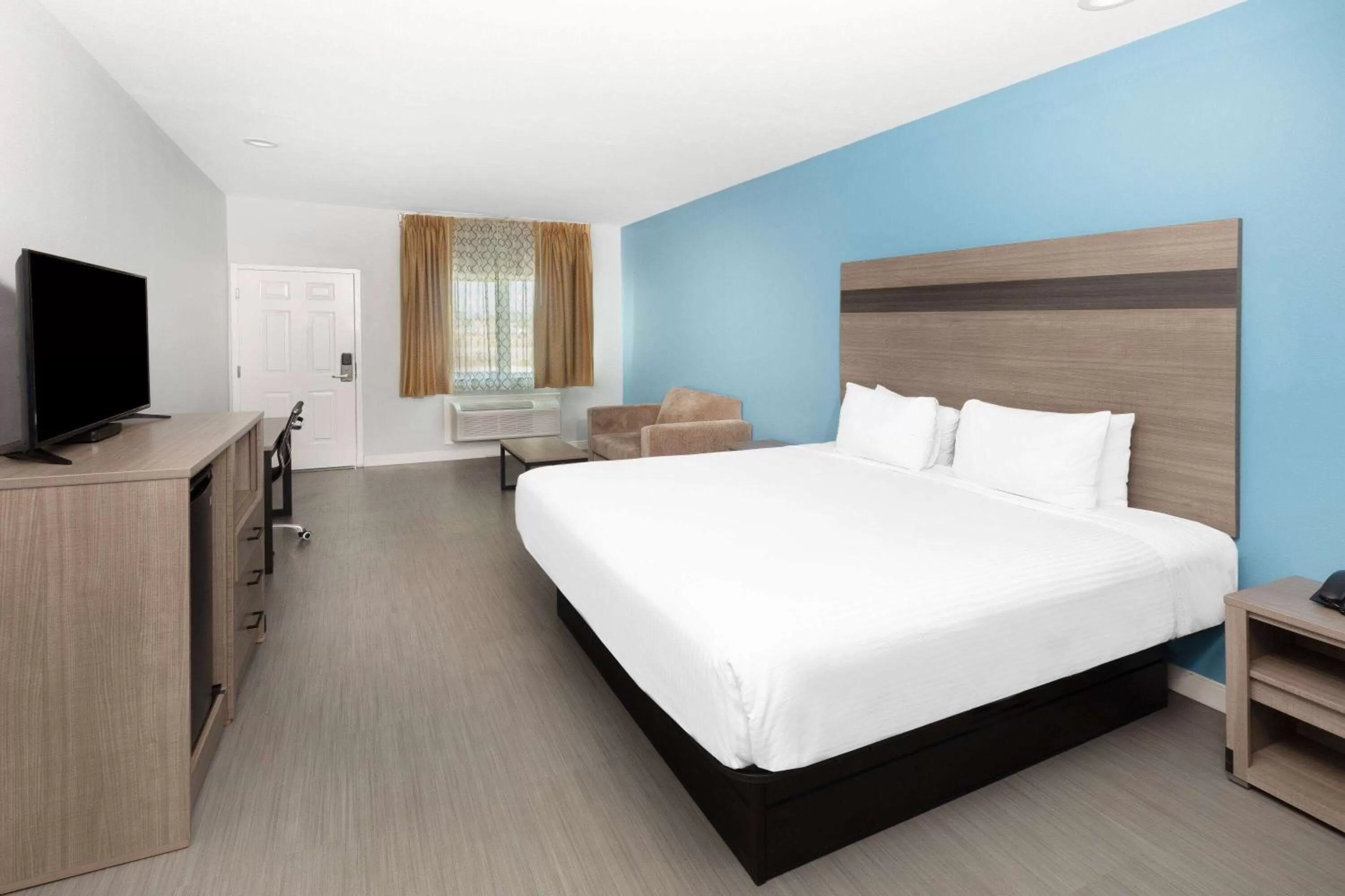 Photo of the whole room, Bed in Baymont by Wyndham Freeport Texas