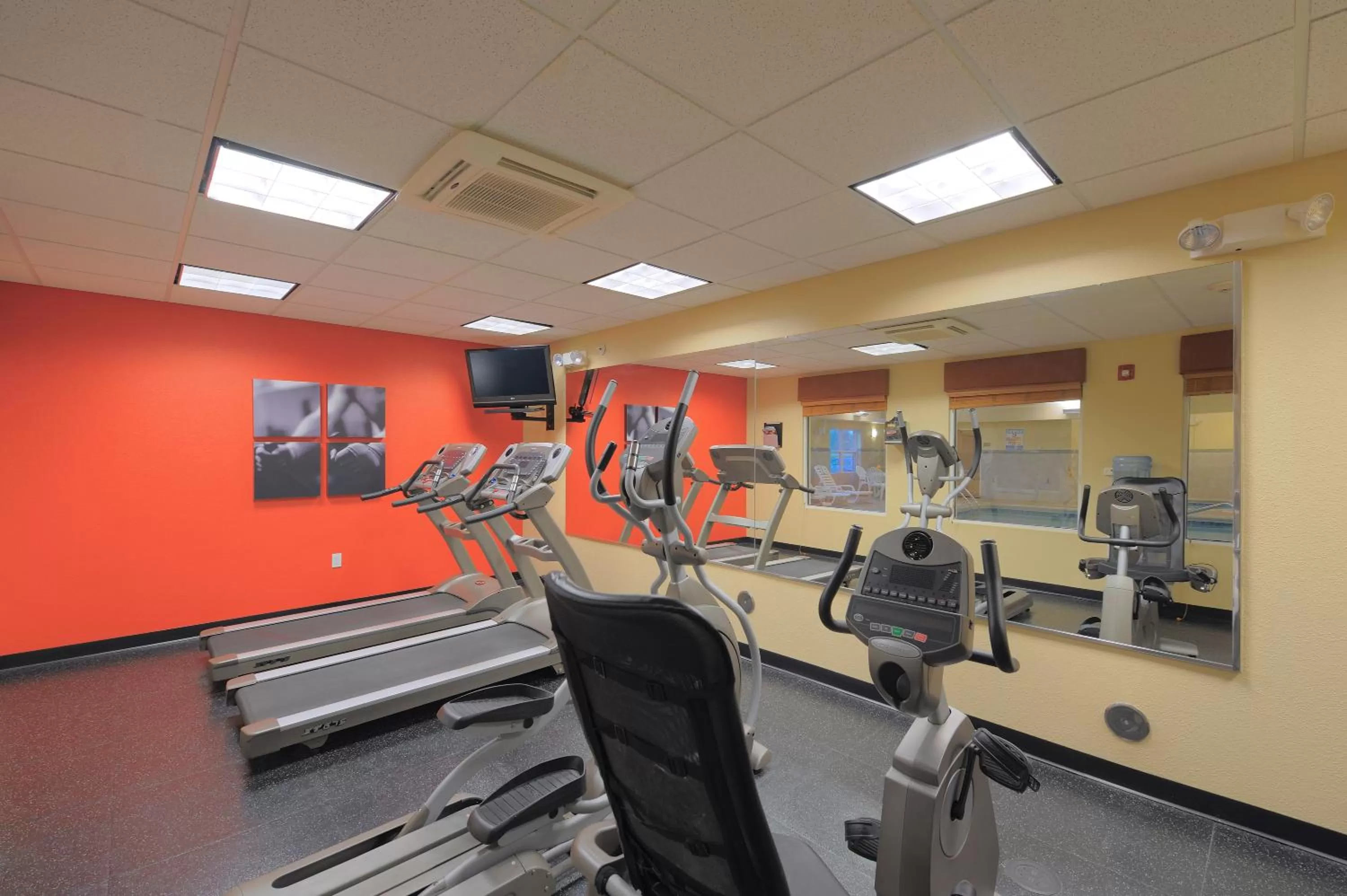 Fitness centre/facilities in Country Inn & Suites by Radisson, Rossford - Toledo South