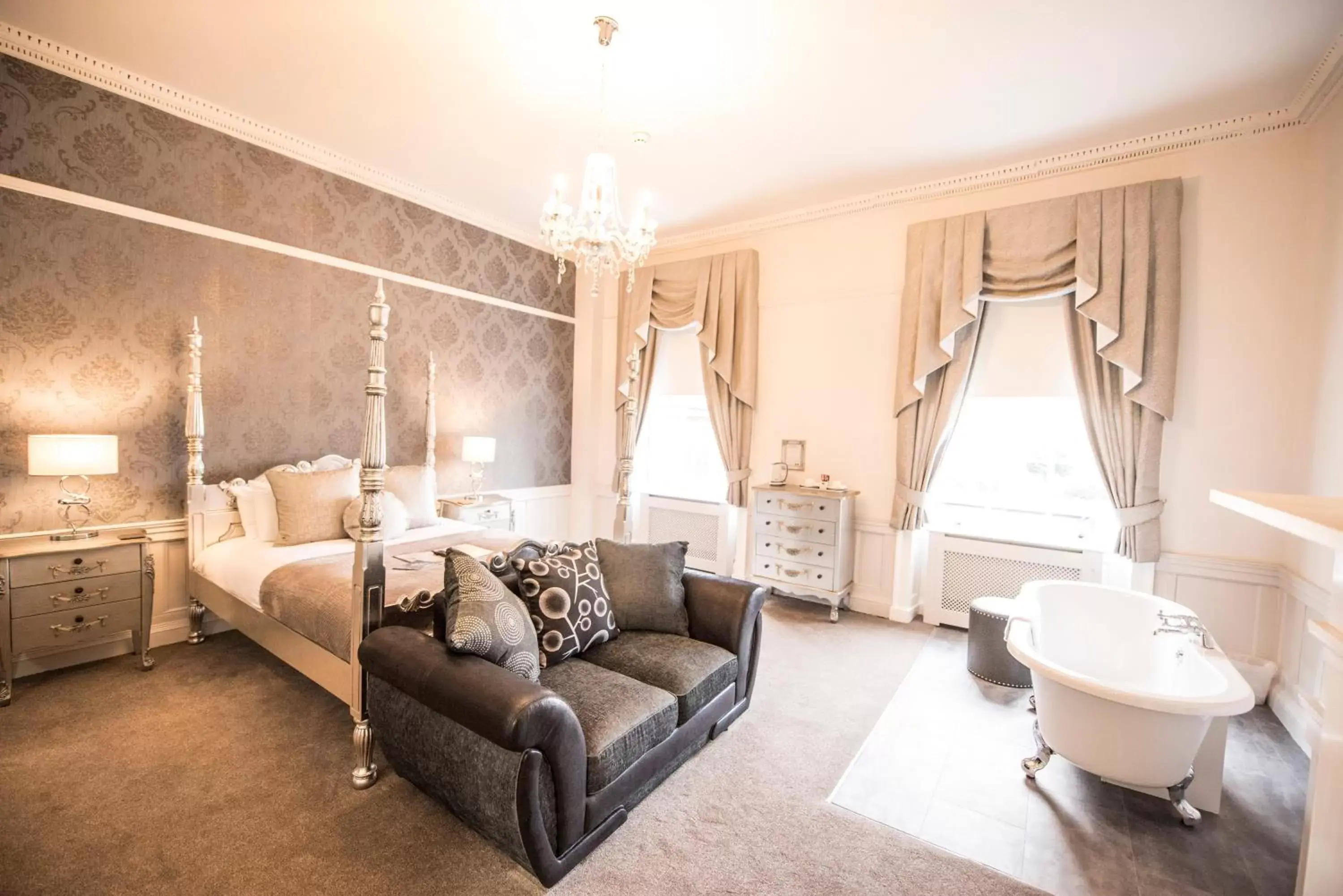 Room with Four-Poster Bed in The Pied Bull Room with Four-Poster Bed in The Pied Bull