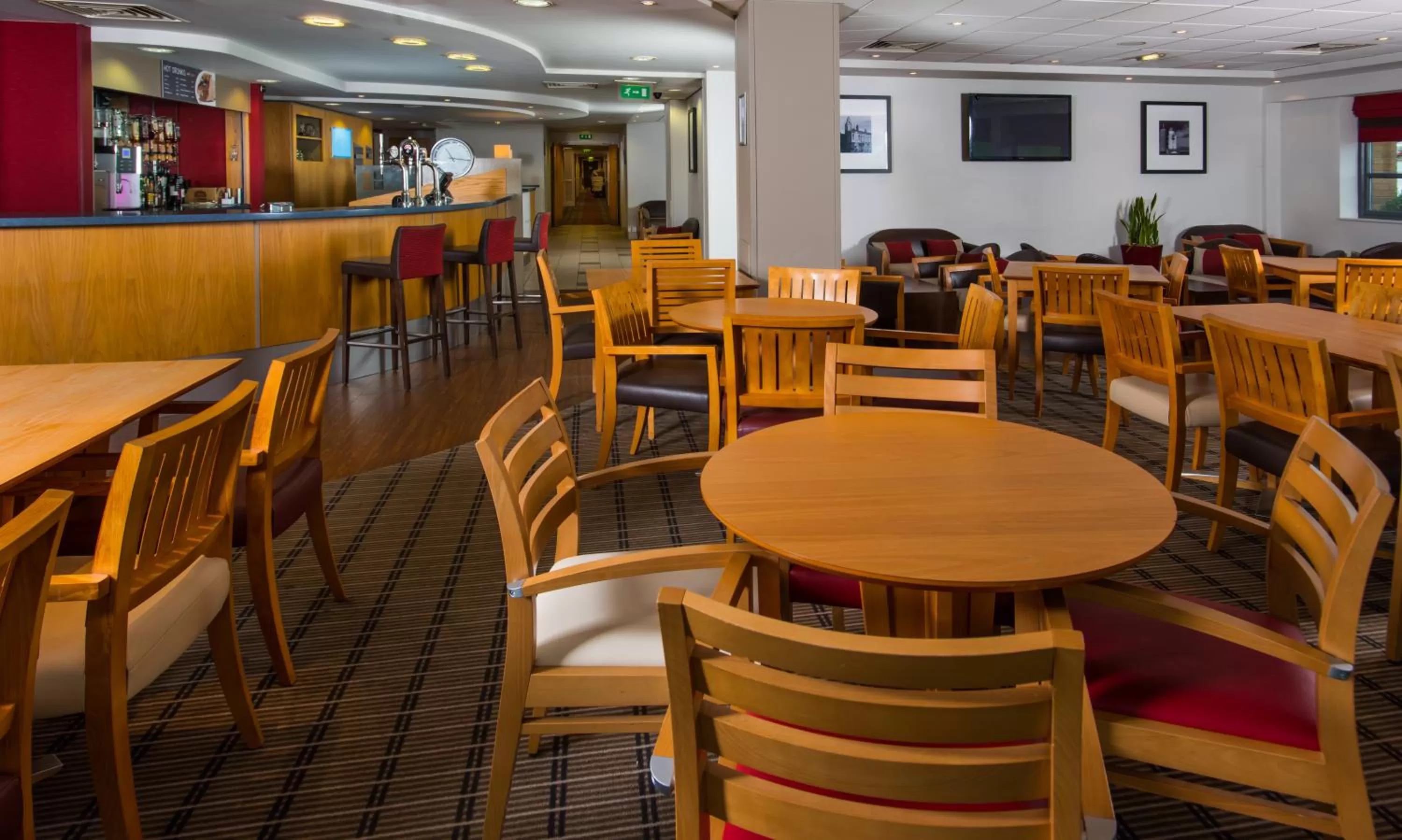Lounge or bar in Holiday Inn Express Swansea East by IHG