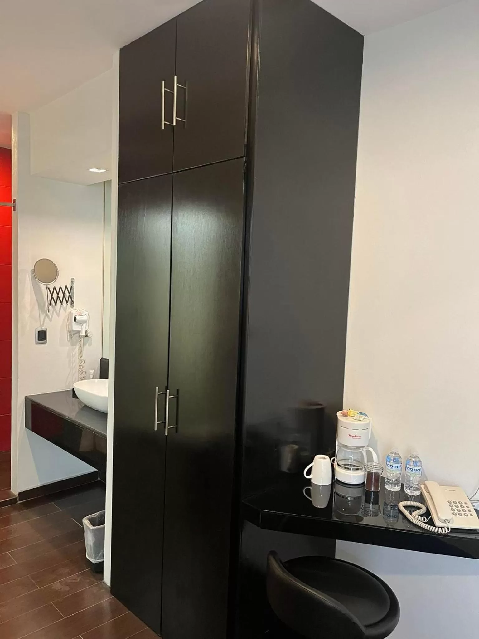 wardrobe in Zújmú Business Boutique Hotel