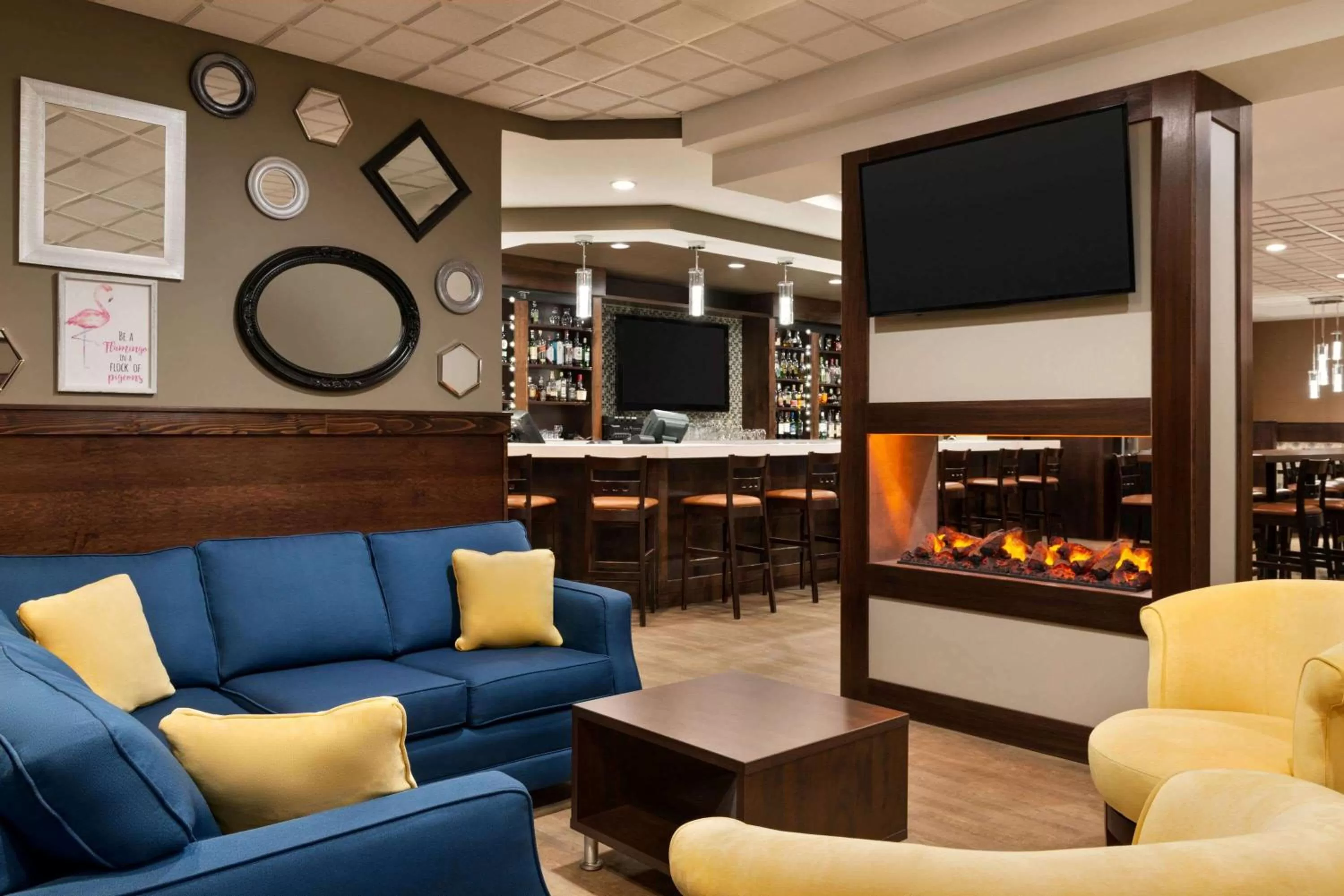 Lounge or bar in Travelodge Hotel by Wyndham Saskatoon