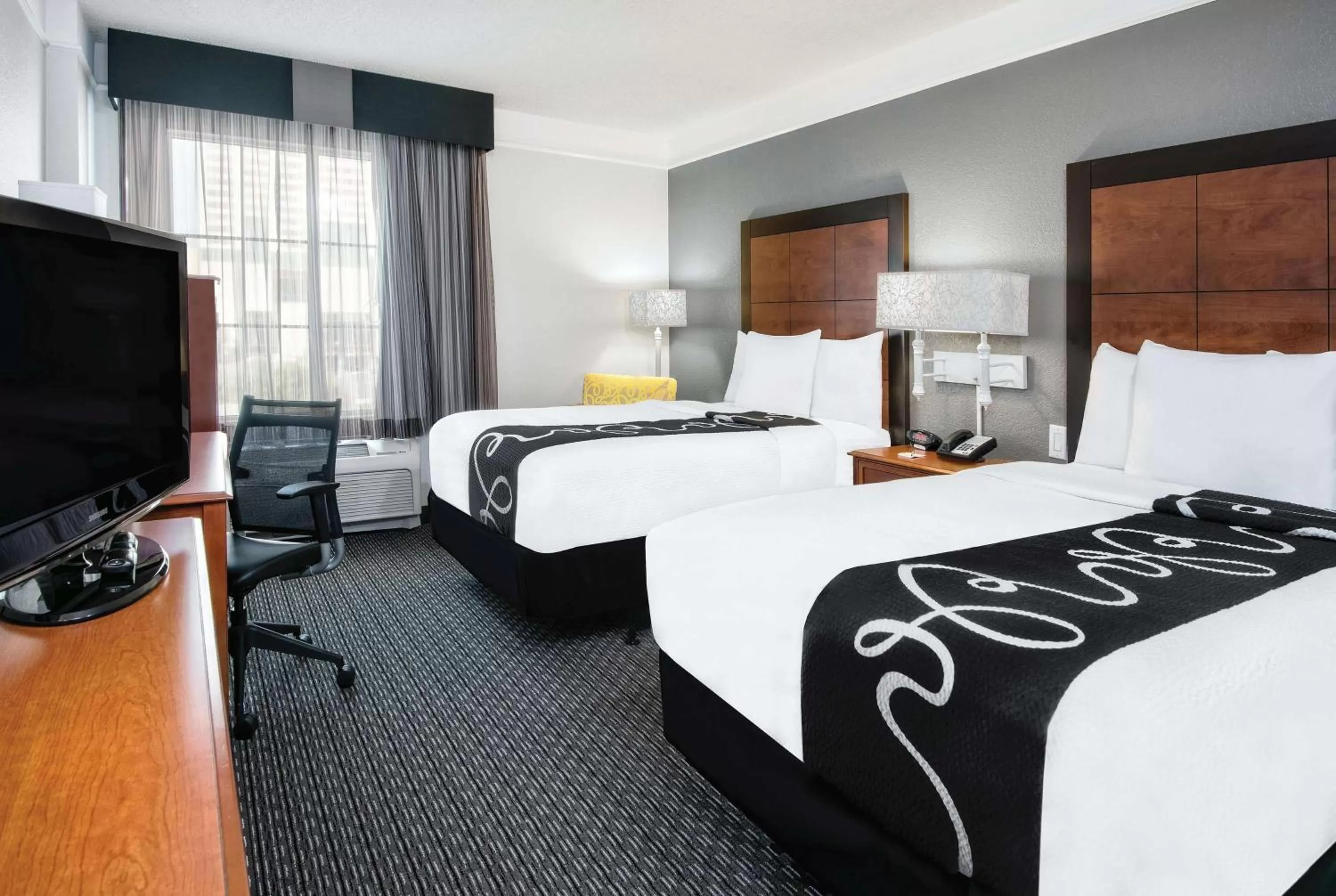 Photo of the whole room, Bed in La Quinta Inn & Suites by Wyndham San Antonio Riverwalk