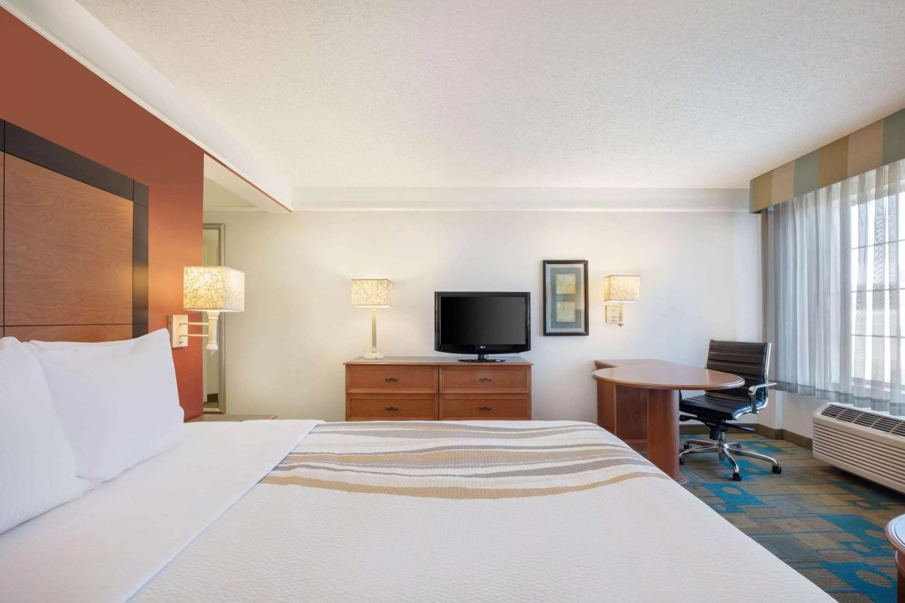 Photo of the whole room, Bed in La Quinta Inn and Suites by Wyndham, Ocala