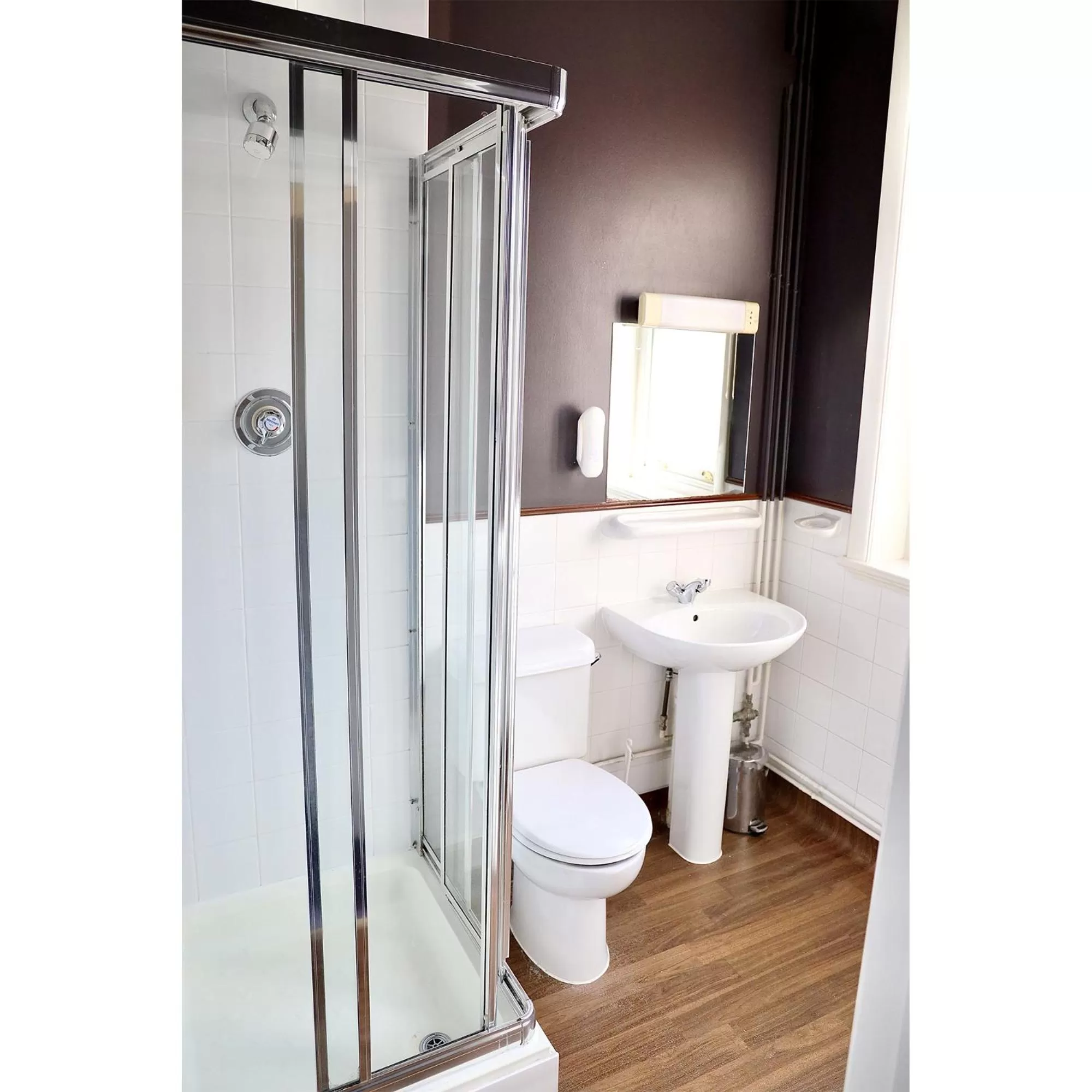 Bathroom in Queens Hotel